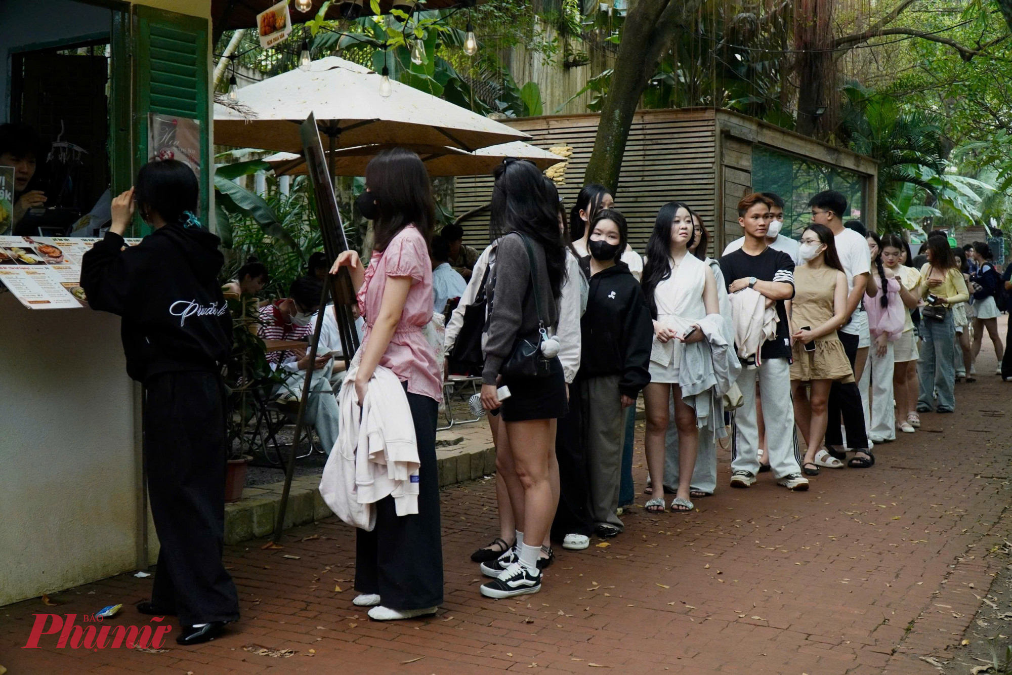 Ngay từ sáng sớm, nhiều bạn trẻ đã xếp hàng dài chờ thưởng thức xôi và check-in trong không gian xanh mát của quán.