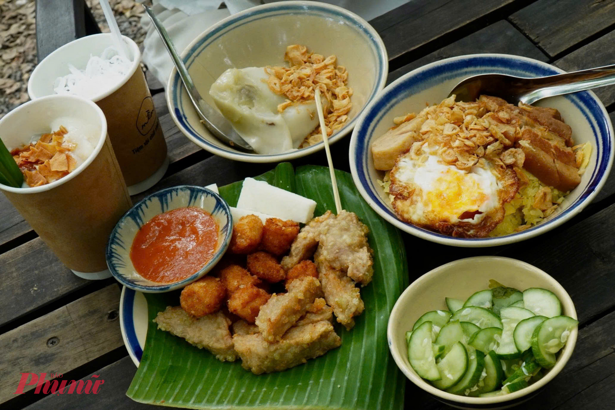 Quán có rất nhiều món như: Xôi xéo, xôi cốm, xôi đậu xanh ăn kèm thịt kho, chà bông, chả mỡ và trứng. Thêm bánh giò, tào phớ, nem chua rán, chè và nước mơ, sấu – hương vị Bắc trọn vẹn, giá giao động tầm 22.000 – 65.000 đồng.