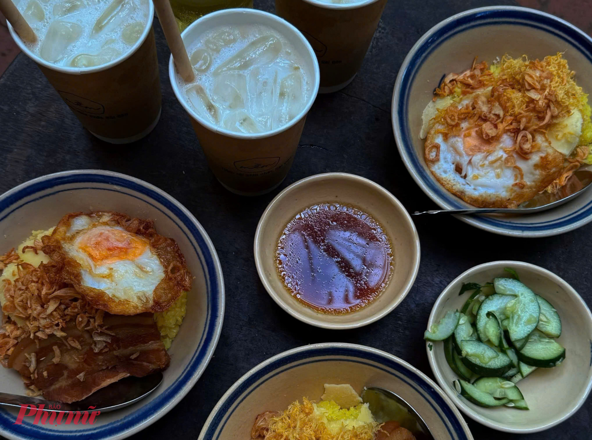 Quán có rất nhiều món như: Xôi xéo, xôi cốm, xôi đậu xanh ăn kèm thịt kho, chà bông, chả mỡ và trứng. Thêm bánh giò, tào phớ, nem chua rán, chè và nước mơ, sấu – hương vị Bắc trọn vẹn, giá giao động tầm 22.000 – 65.000 đồng.