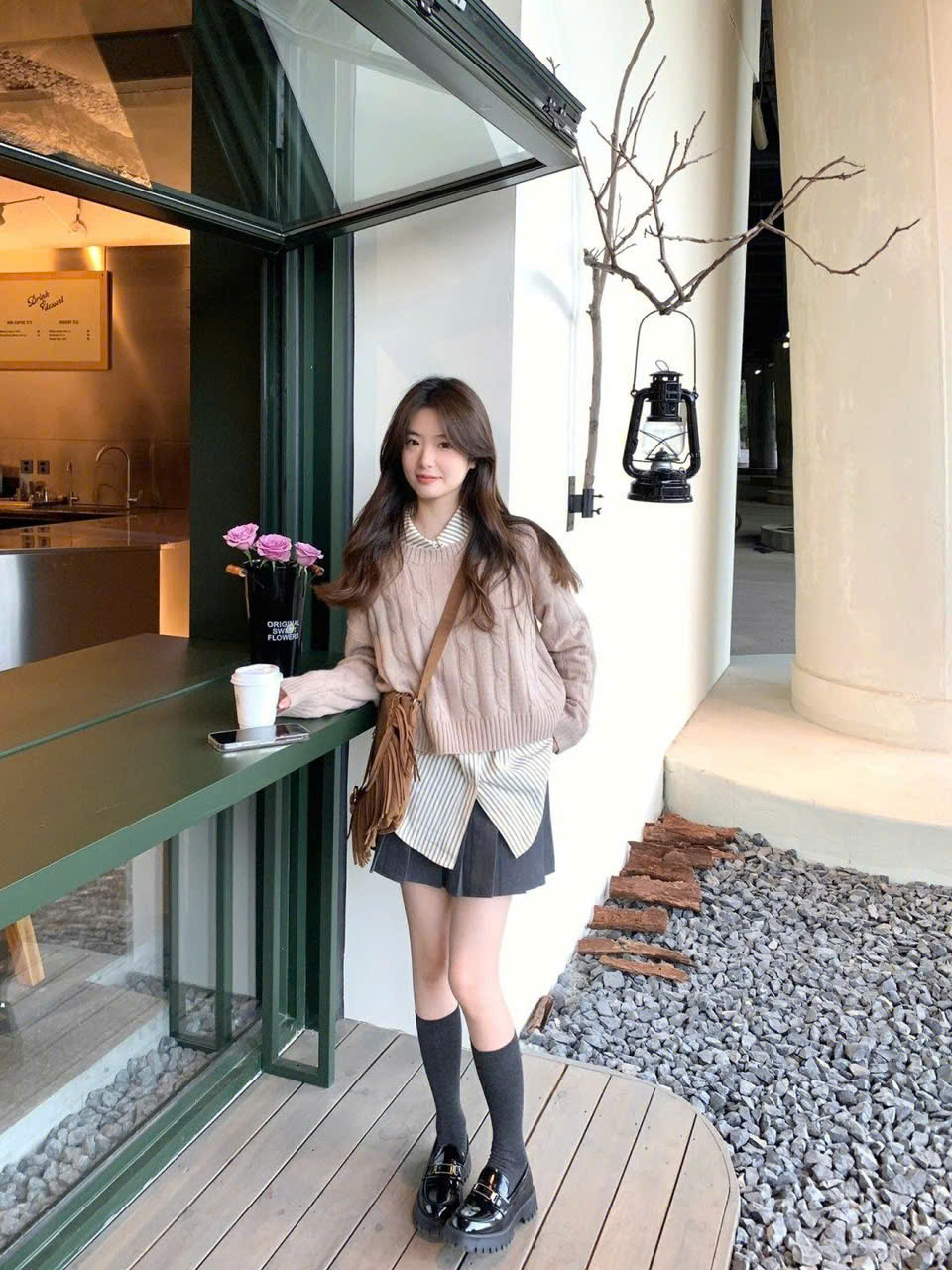 Nếu trời chuyển lạnh rõ rệt, vớ đen dày sẽ là “trợ thủ” đắc lực. Loại vớ này có độ dày từ 60–90 den trở lên, giúp giữ ấm tốt nhưng vẫn đảm bảo sự gọn gàng, không tạo cảm giác nặng nề. Vớ đen dày đi kèm váy ngắn chất liệu len, dạ hoặc kaki sẽ tạo nên outfit mùa đông vừa thanh lịch vừa gợi cảm tinh tế. Em nên kết hợp cùng boots cổ thấp hoặc ankle boots để cân bằng tỉ lệ cơ thể.