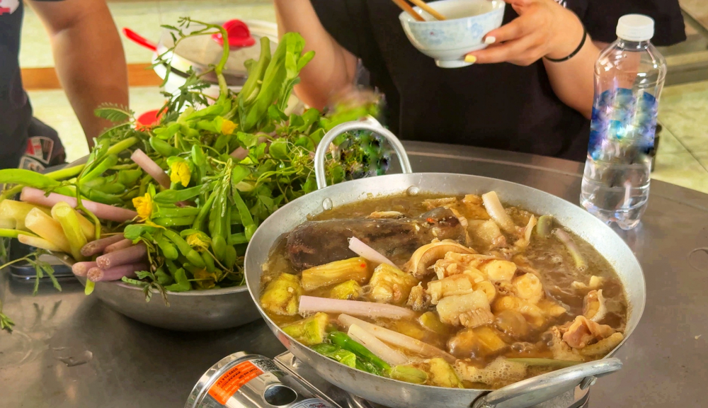 Miền Tây mùa nước nổi: hương vị phù sa nồng nàn và nồi lẩu mắm đậm đà ký ức Lẩu Mắm thơm lừng với cá, thịt và các loại rau vườn nhà, đậm chất miền Tây.