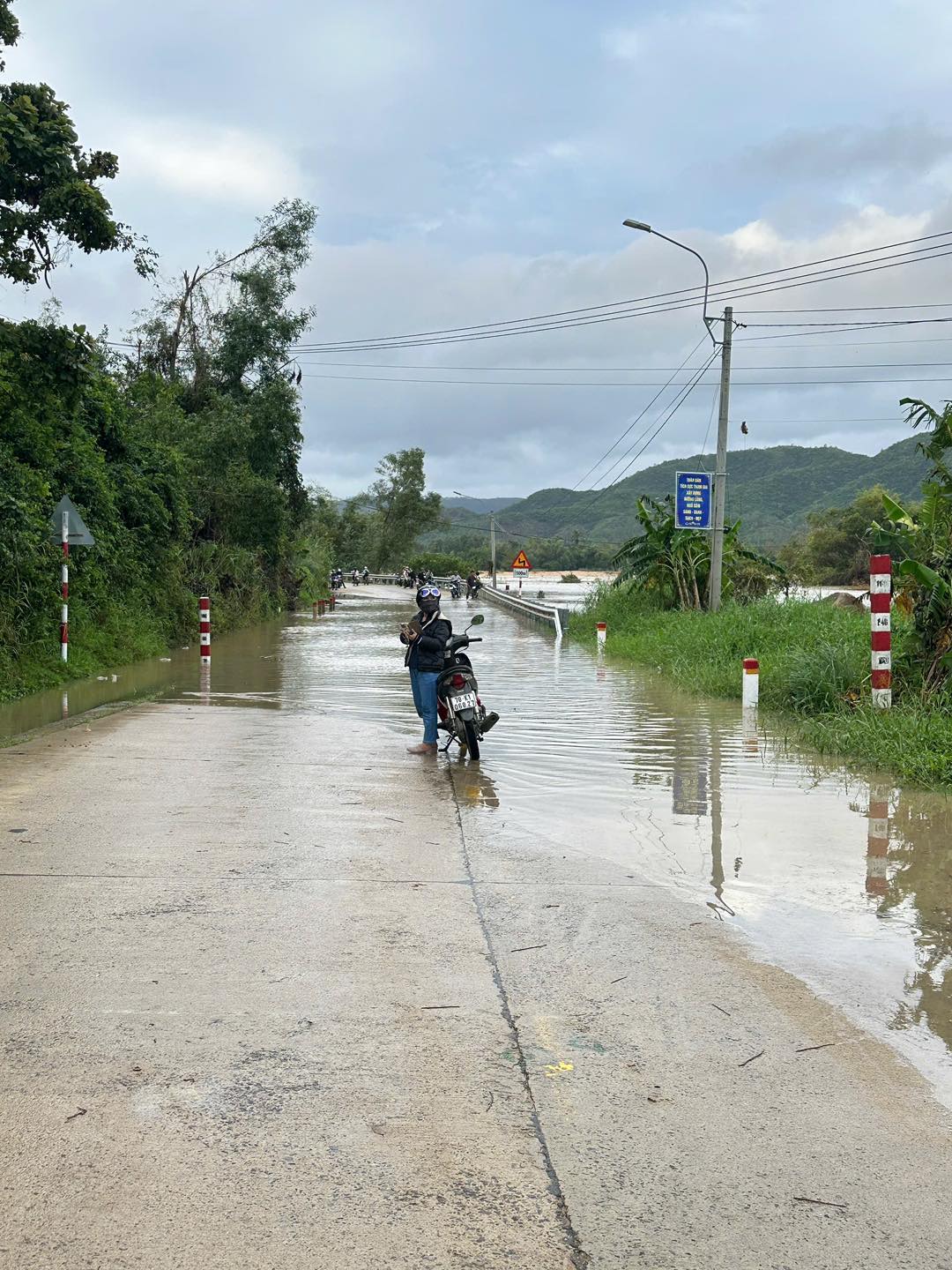 Nước ngập cầu chia cắt nhiều khu vực