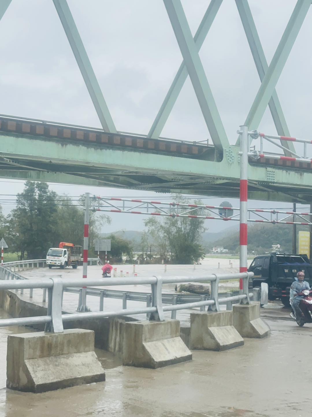 Mưa to nước tràn qua cầu Cây Cam, xã Tuy An Tây.