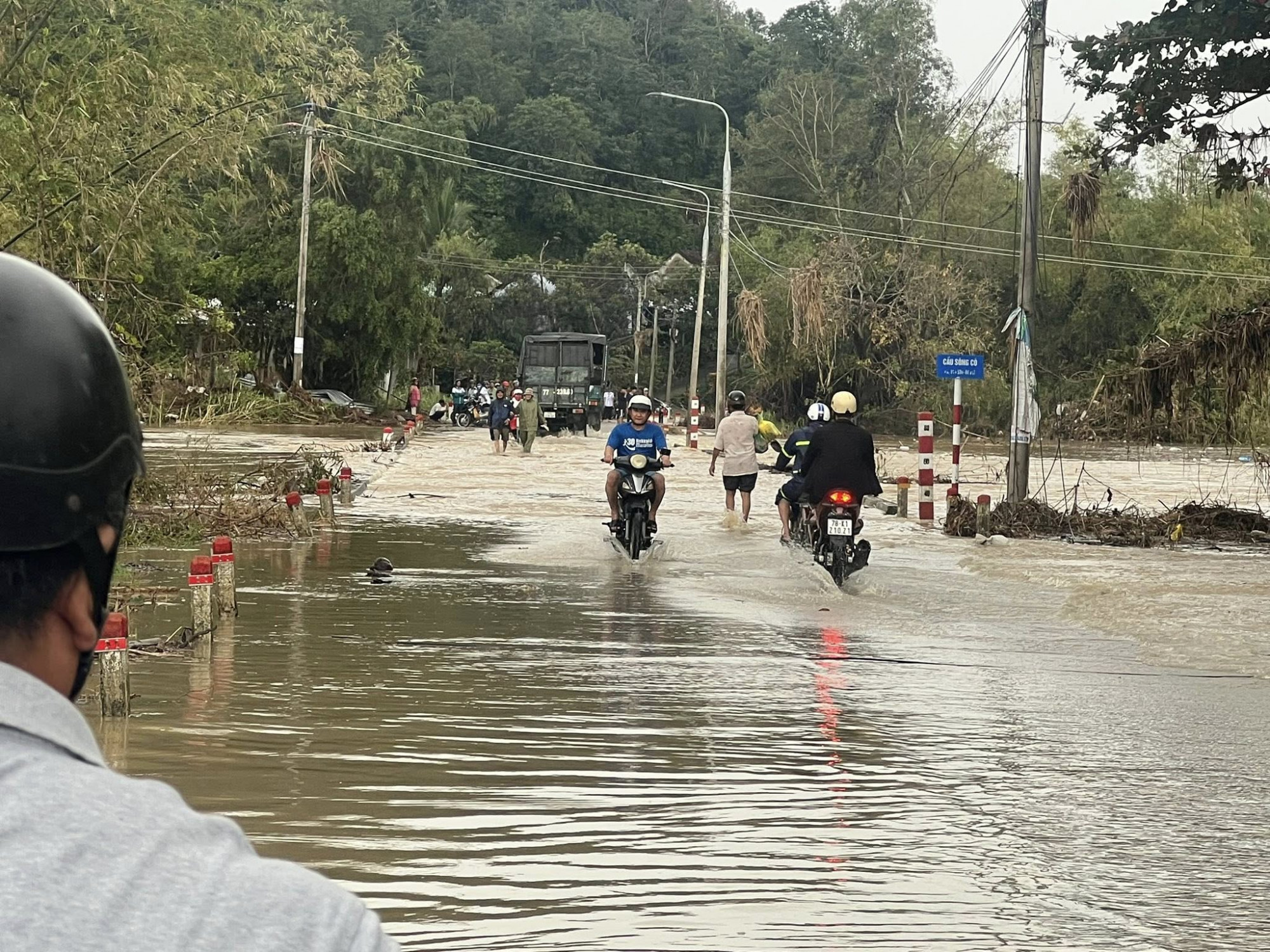 Cầu Cây Sung nối xã Đồng Xuân với xã Xuân Thọ bị ngập sâu- Ảnh: CAĐX