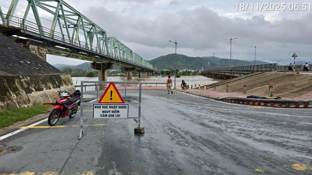 Cấm biển báo cầu La Hai, xã Đồng Xuân cảnh báo người dân qua lại- Ảnh: VN