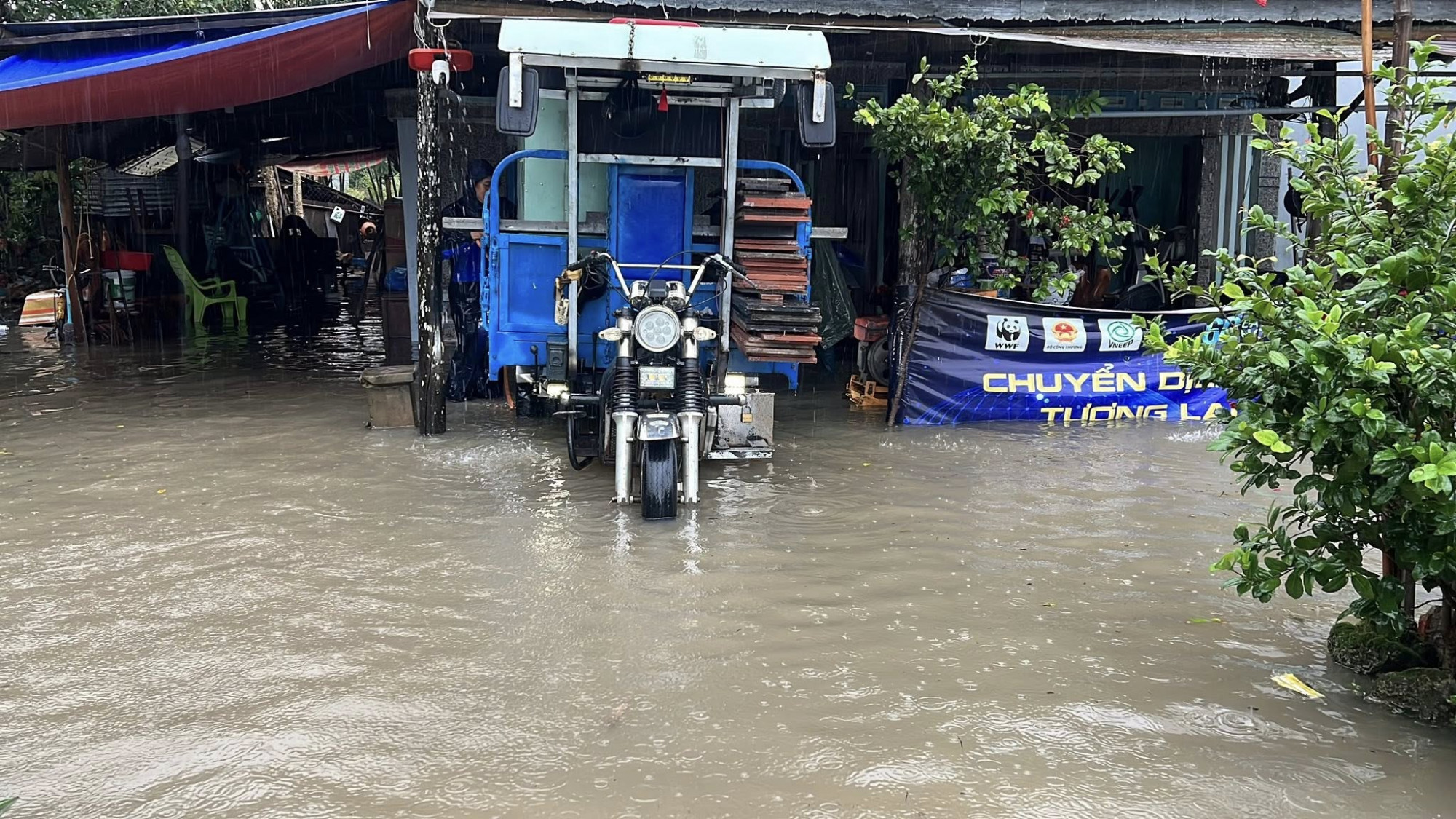 Nước ngập vào khu dân cư xã Sơn Hòa- Ảnh: Trung tâm VTTT - TTTH Sơn Hòa.