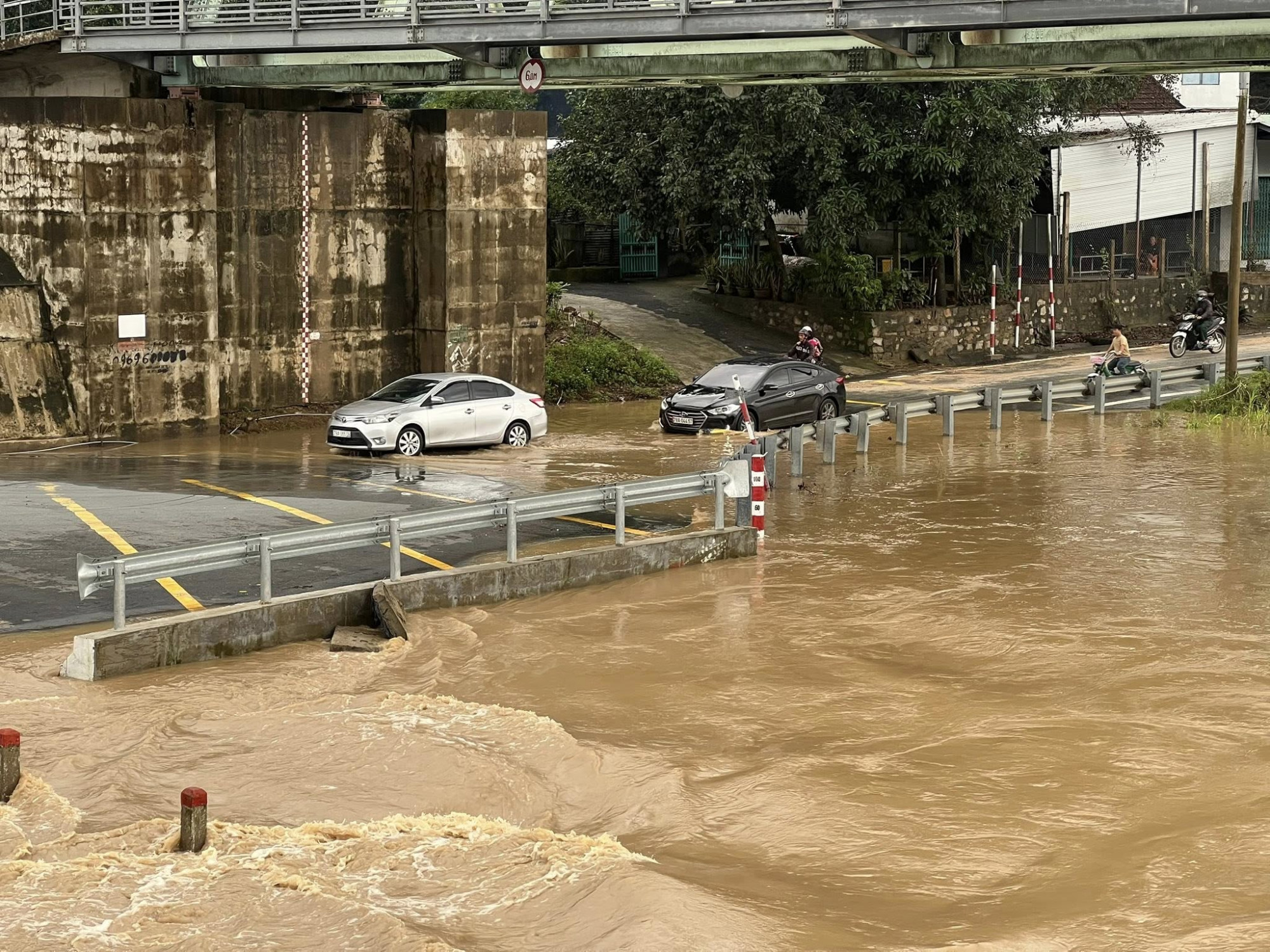 Ngập mố cầu sông Kỳ Lộ chia cắt đường đi lên xã Xuân Phước-Ảnh: VN
