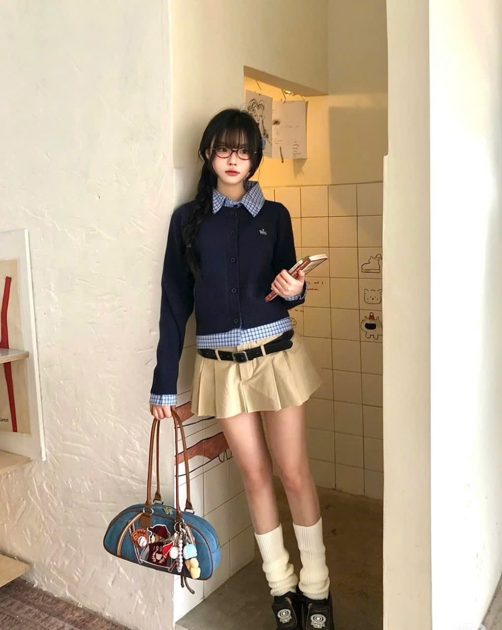 Vớ len dệt kim luôn mang lại cảm giác mềm mại, gần gũi và rất phù hợp với những outfit mang hơi hướng Hàn Quốc. Chị em có thể chọn vớ màu trung tính như xám, kem, nâu hoặc đen để dễ phối cùng chân váy ngắn và áo len oversized. Vớ len còn giúp giữ ấm chân tốt hơn vớ da, đặc biệt khi thời tiết xuống dưới 20 độ. Một đôi giày Mary Jane hoặc loafer sẽ làm tổng thể dịu dàng và nữ tính hơn.