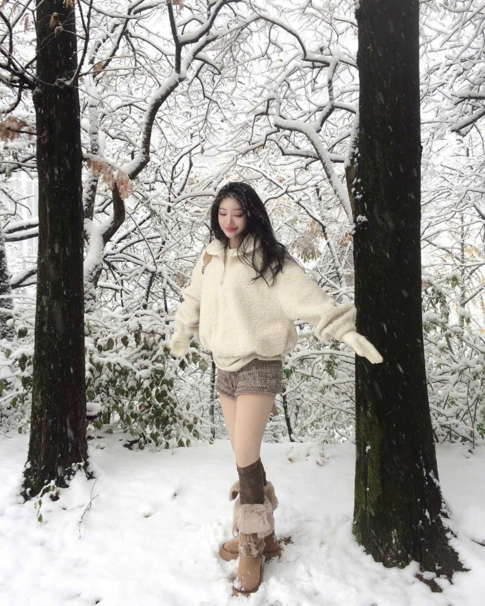 Trong những ngày nhiệt độ xuống thấp, vớ giữ nhiệt hoặc vớ có lớp lót lông bên trong là cứu cánh tuyệt vời. Dù trông khá giống vớ da hoặc vớ đen thông thường, nhưng bên trong lại có lớp bông mỏng giúp giữ ấm cực tốt. Khi kết hợp với váy ngắn mùa đông, set đồ vẫn giữ được sự thanh lịch mà không cần mặc quá nhiều lớp. Đây là lựa chọn thực tế, tiện lợi, phù hợp với những chị em phải di chuyển nhiều ngoài trời.