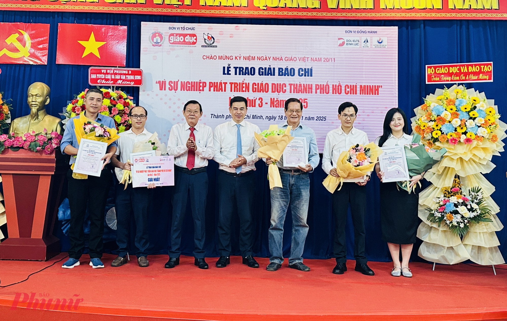 Nhóm tác giả của Báo Giáo dục và Thời đại nhận giải Nhất - Ảnh: N.L