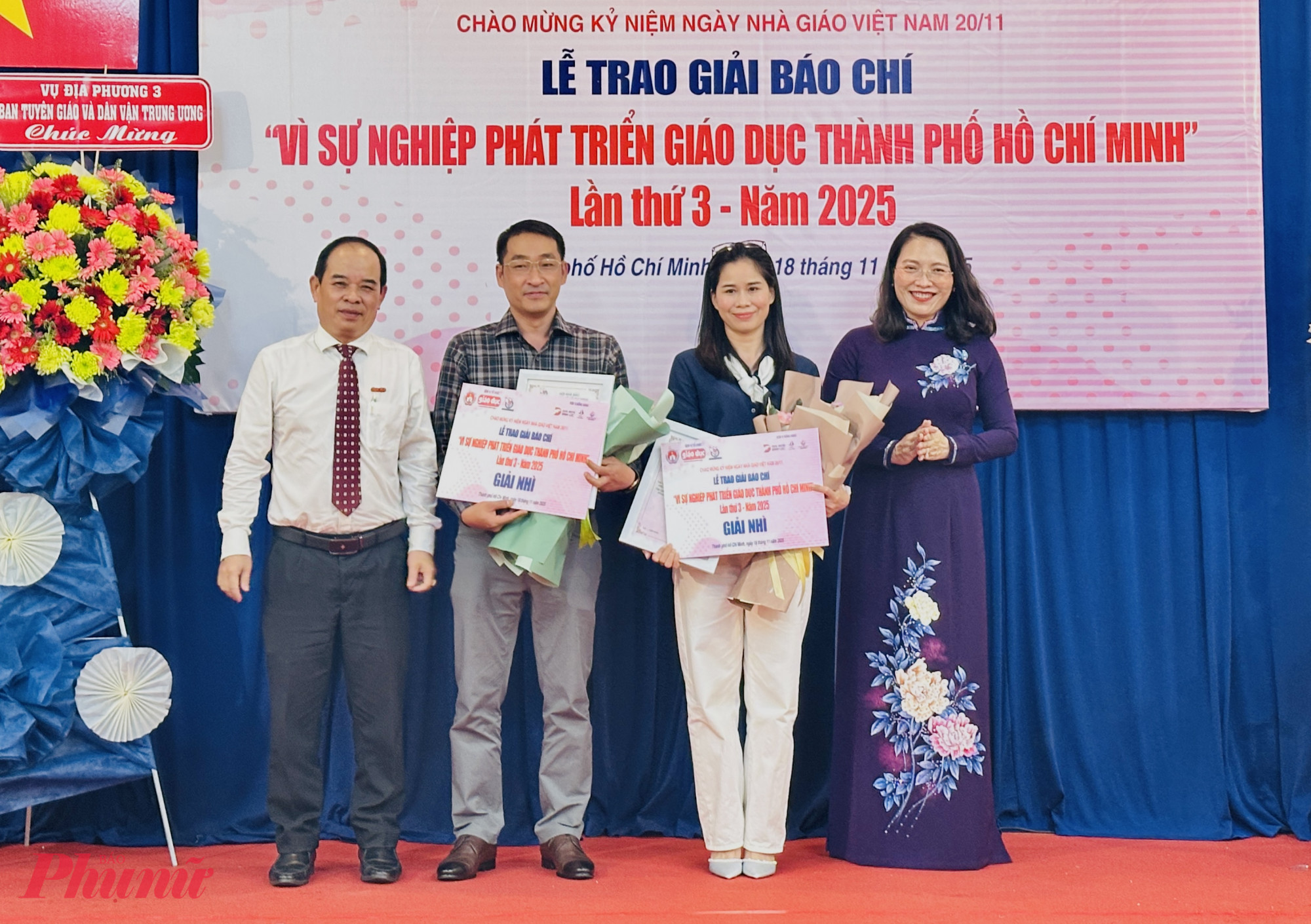 Tác giả Nguyễn Loan () Báo Phụ nữ TPHCM nhận giải Nhì Giải báo chí Vì sự nghiệp phát triển giáo dục TPHCM lần 3