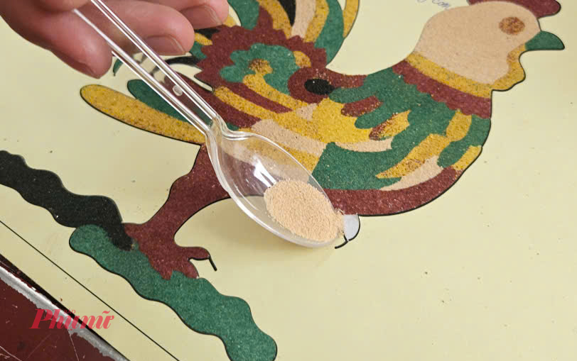 Nắn nót từng chi tiết trong bức tranh con gà trống giành tặng thầy cô