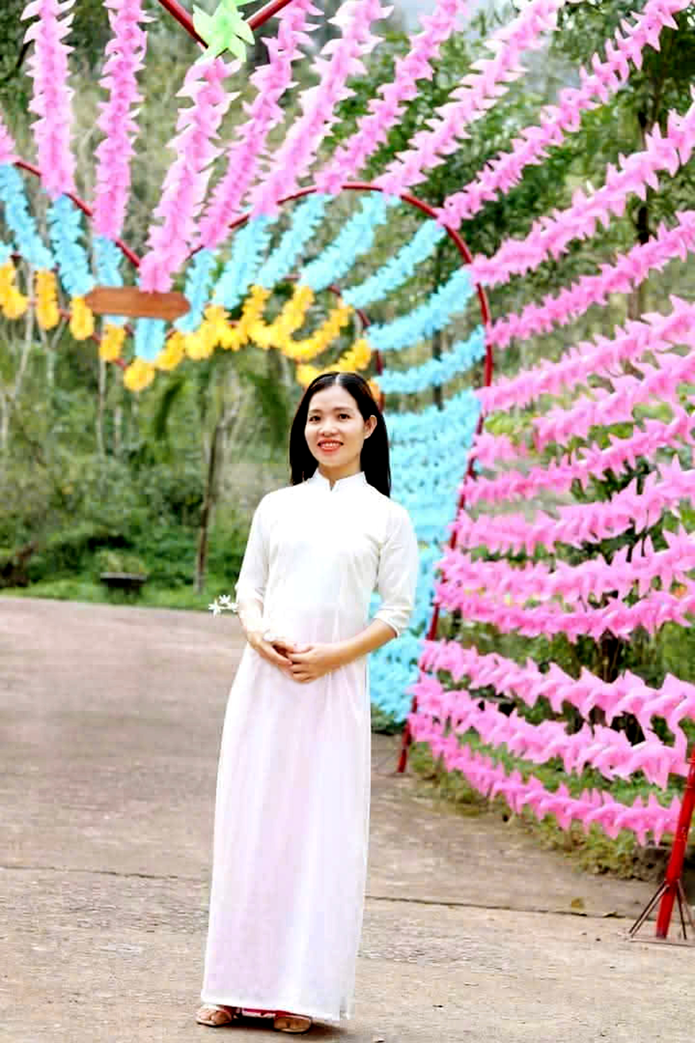 Chị tác giả - cô giáo trẻ trong chiếc áo dài trắng  - Ảnh do tác giả cung cấp