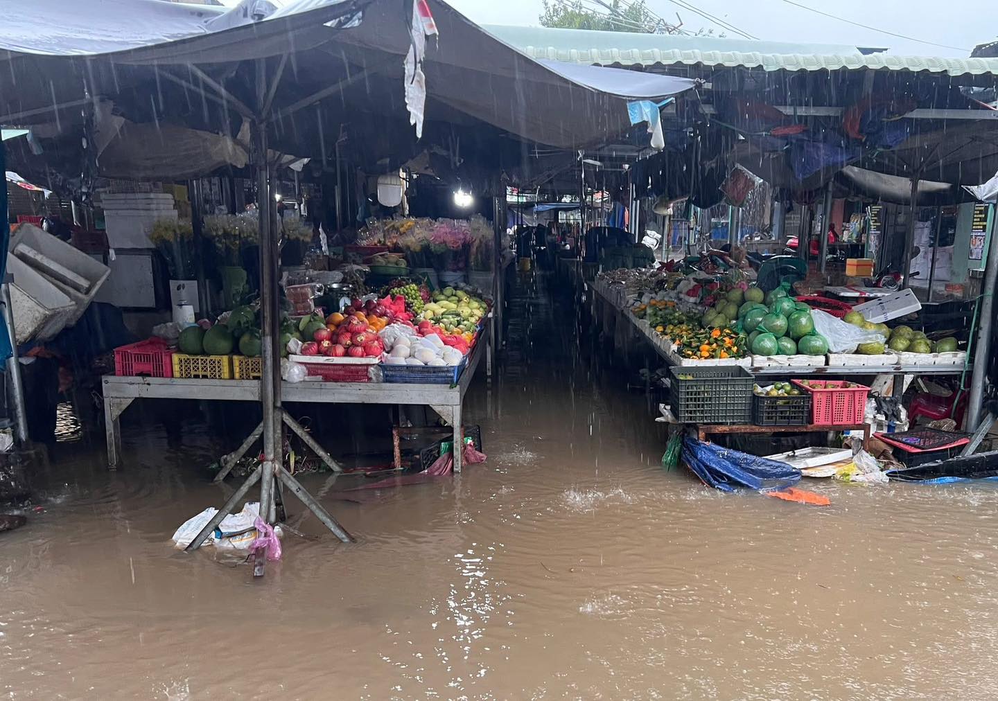 Nước ngập chợ xã Sơn Hòa- Ảnh: Trung tâm VTTT - TTTH Sơn Hòa.