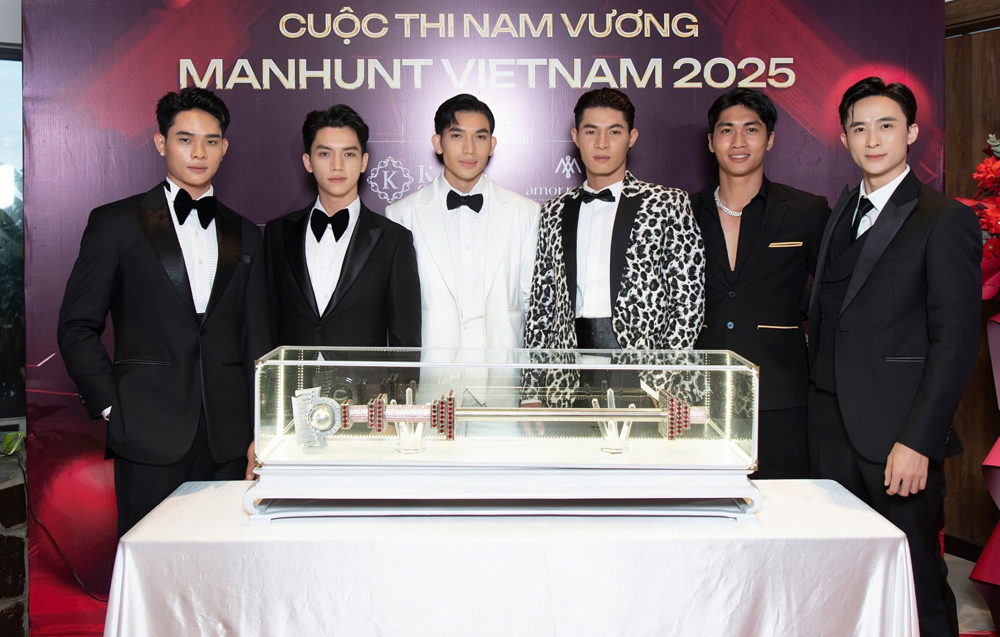 Các thí sinh chụp ảnh bên quyền trượng.