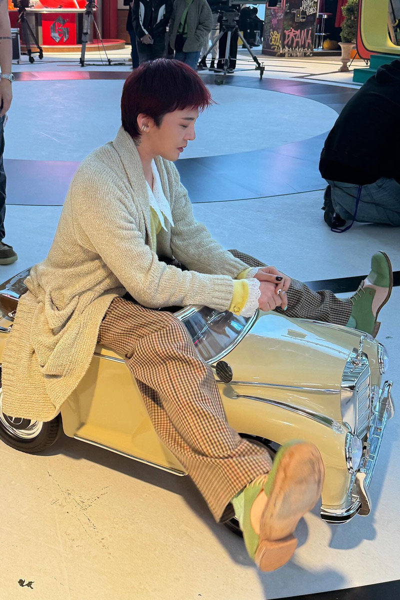 Một kiểu phối hợp trang phục, phụ kiện được nhiều fan yêu thích của D-Dragon. Ảnh: 8lo8lo8lowme