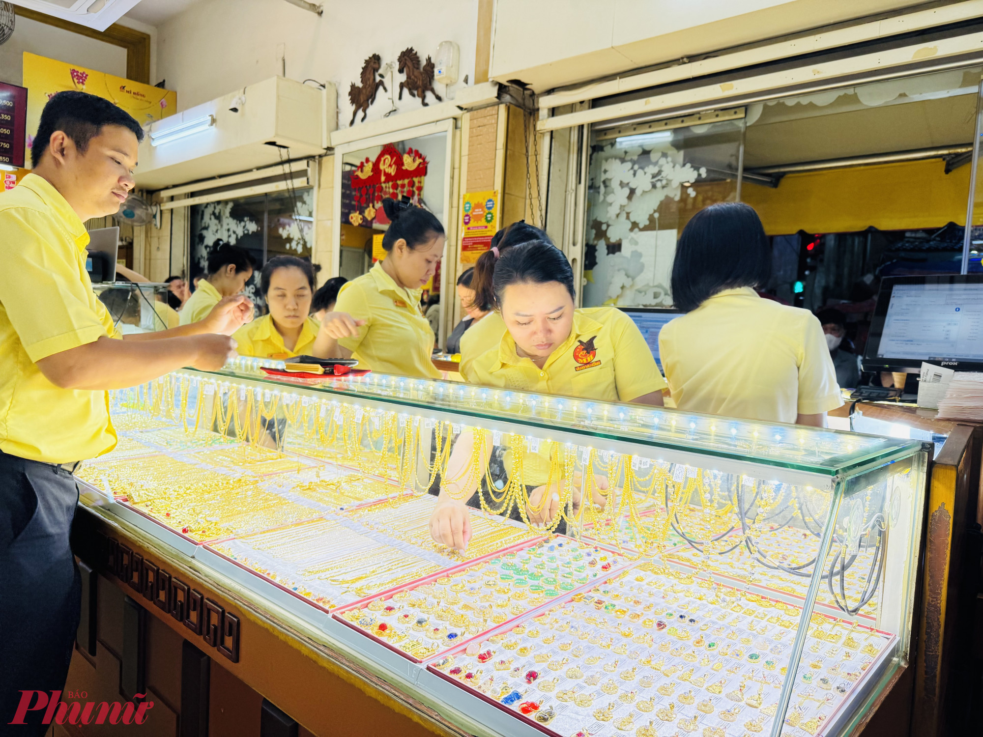 Giá vàng giảm 1,2 triêu đồng/lượng so với ngày hôm qua - Ảnh: Thanh Hoa