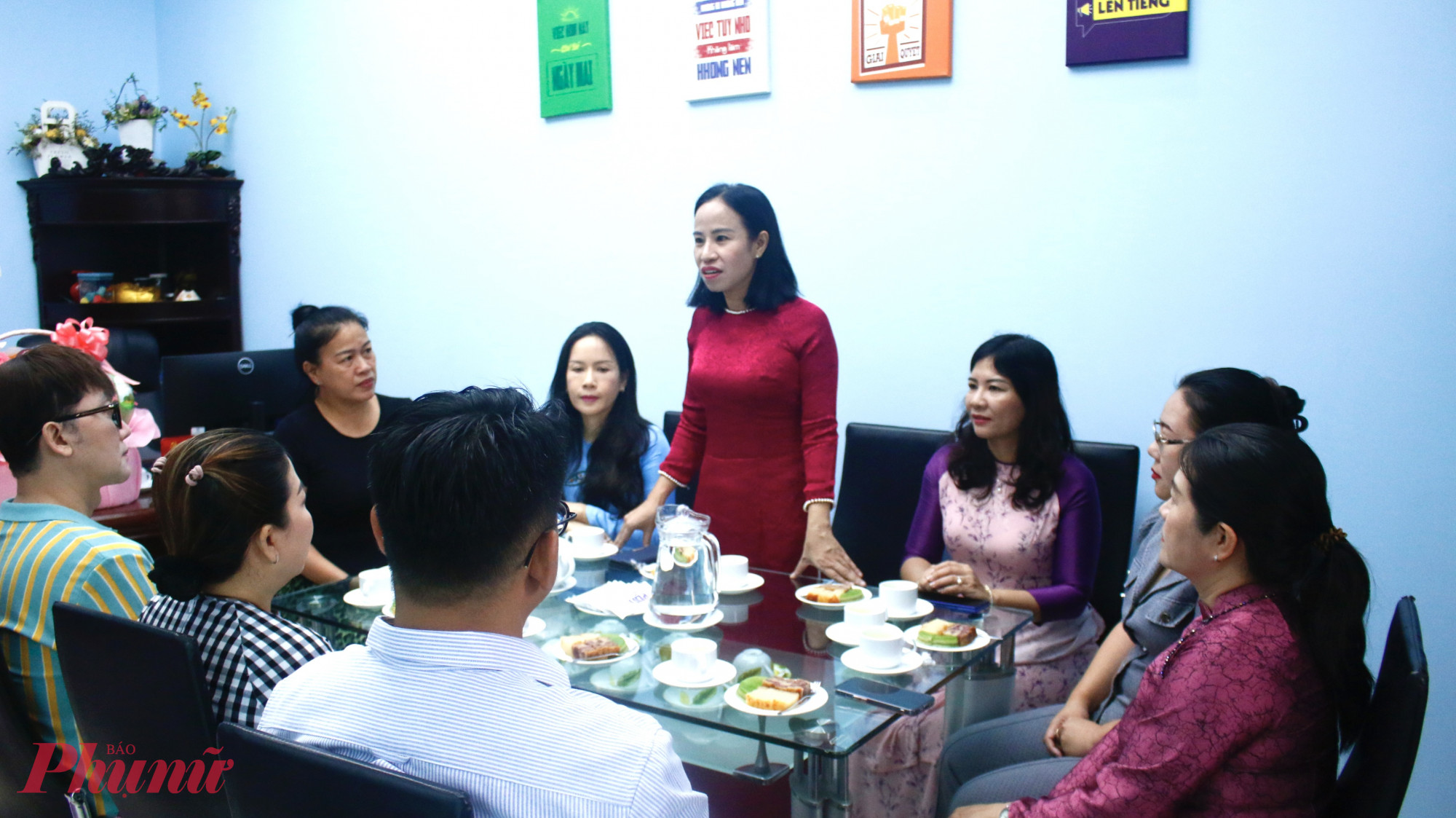 Đoàn Hội LHPN TPHCM đến thăm và chúc mừng đội ngũ giáo viên tại Nhà Văn hoá Phụ nữ TPHCM