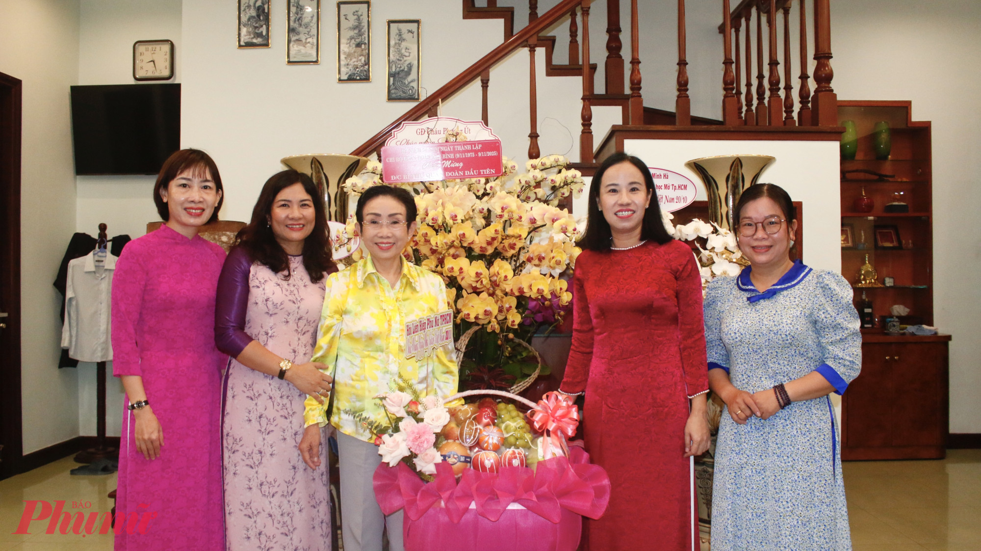 Bà Võ Ngọc Thanh Trúc – Phó chủ tịch Ủy ban MTTQ Việt Nam TPHCM, Chủ tịch Hội LHPN TPHCM làm trưởng đoàn đến thăm và chúc mừng PGS.TS, Nhà giáo Ưu tú Trương Thị Hiền – Chủ tịch Hội Nữ trí thức TPHCM