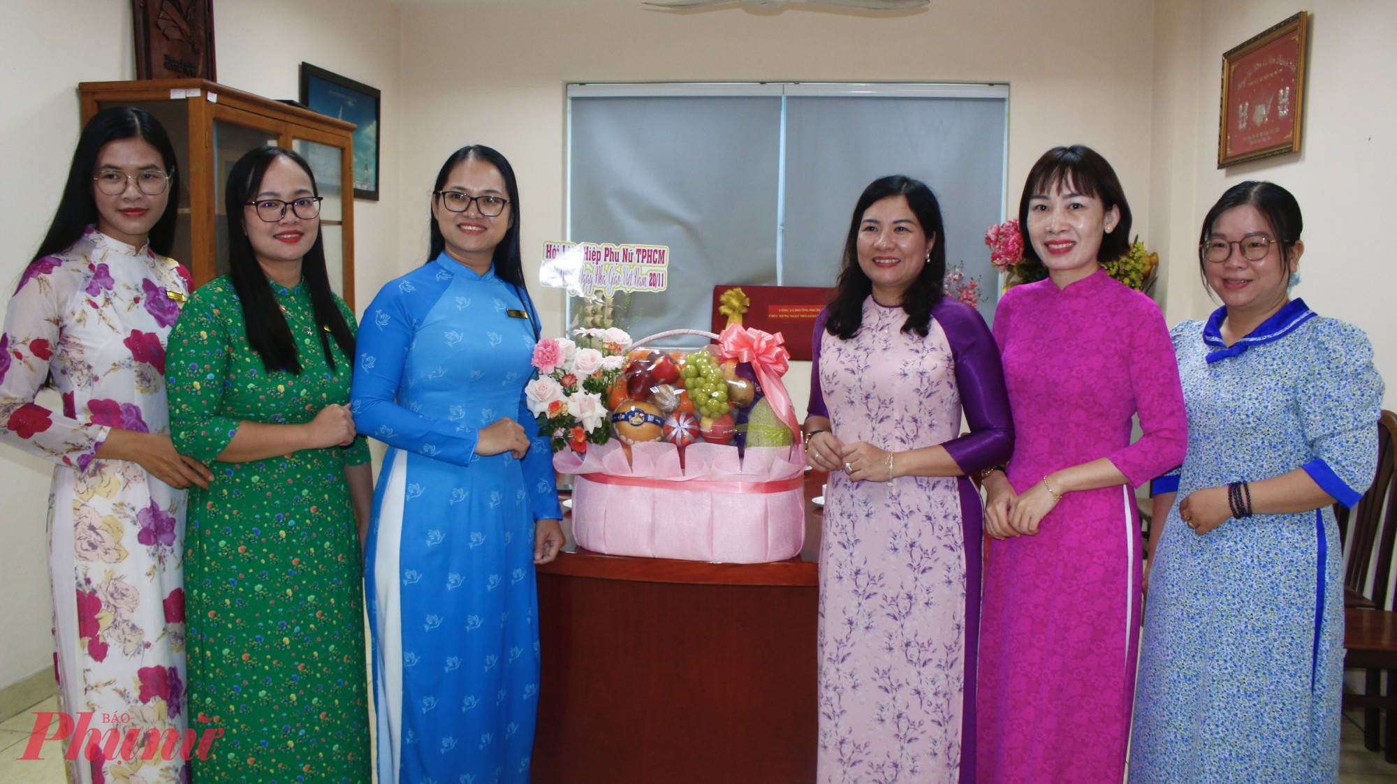 Bà Nguyễn Thị Ngọc Linh – Phó chủ tịch Hội LHPN TPHCM  trao quà chúc mừng nhân ngày Nhà giáo Việt Nam 20/11