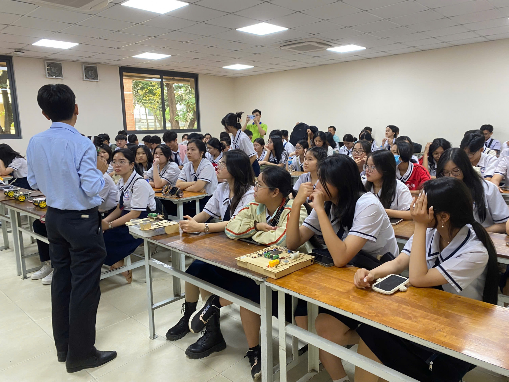 Học sinh 11A2 trường chuyên Nguyễn Quang Diêu đi thăm các trường đại học (ảnh tác giả cung câp