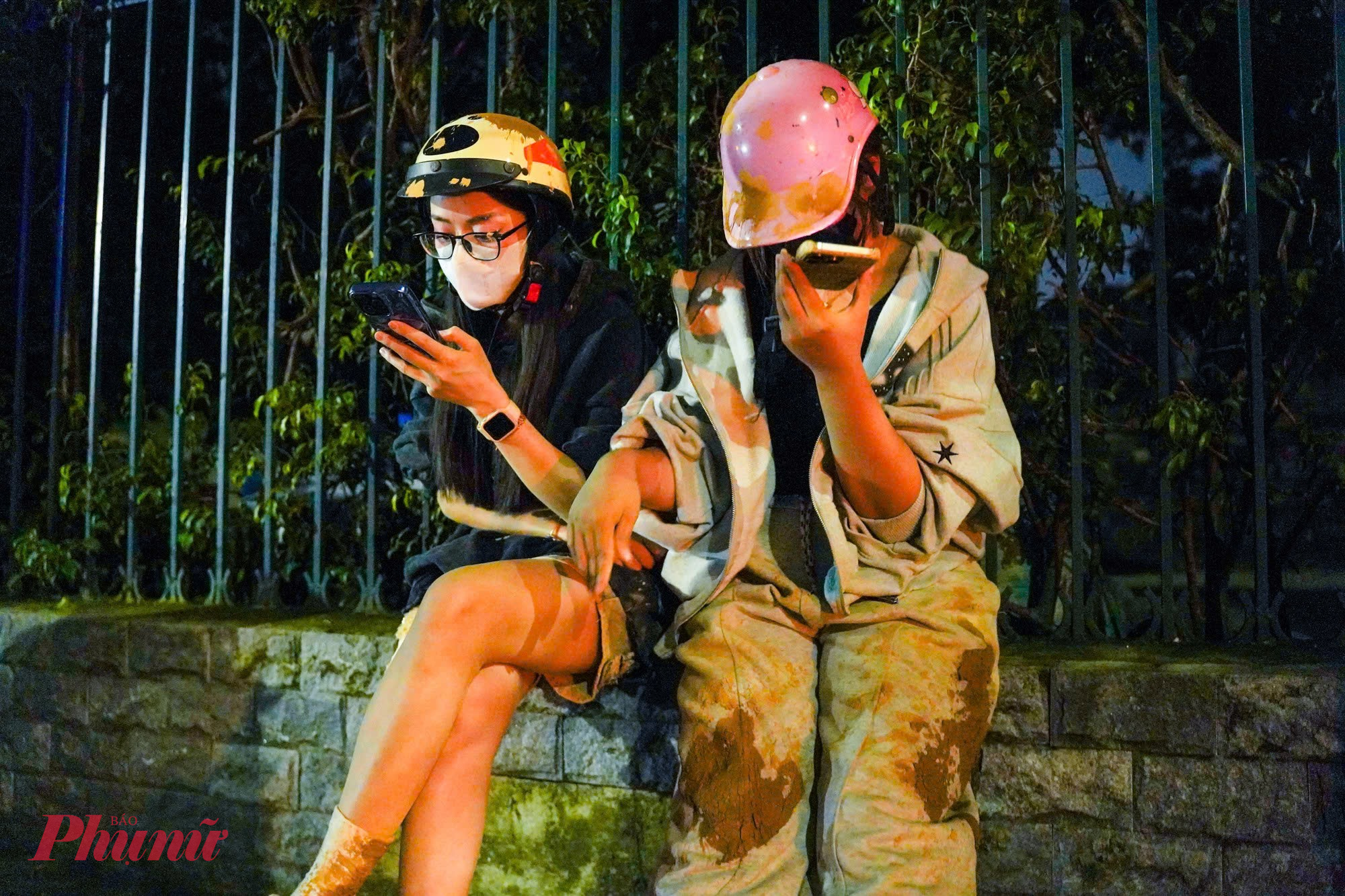 Nhiều người lấm lem bùn đất do trượt ngã.