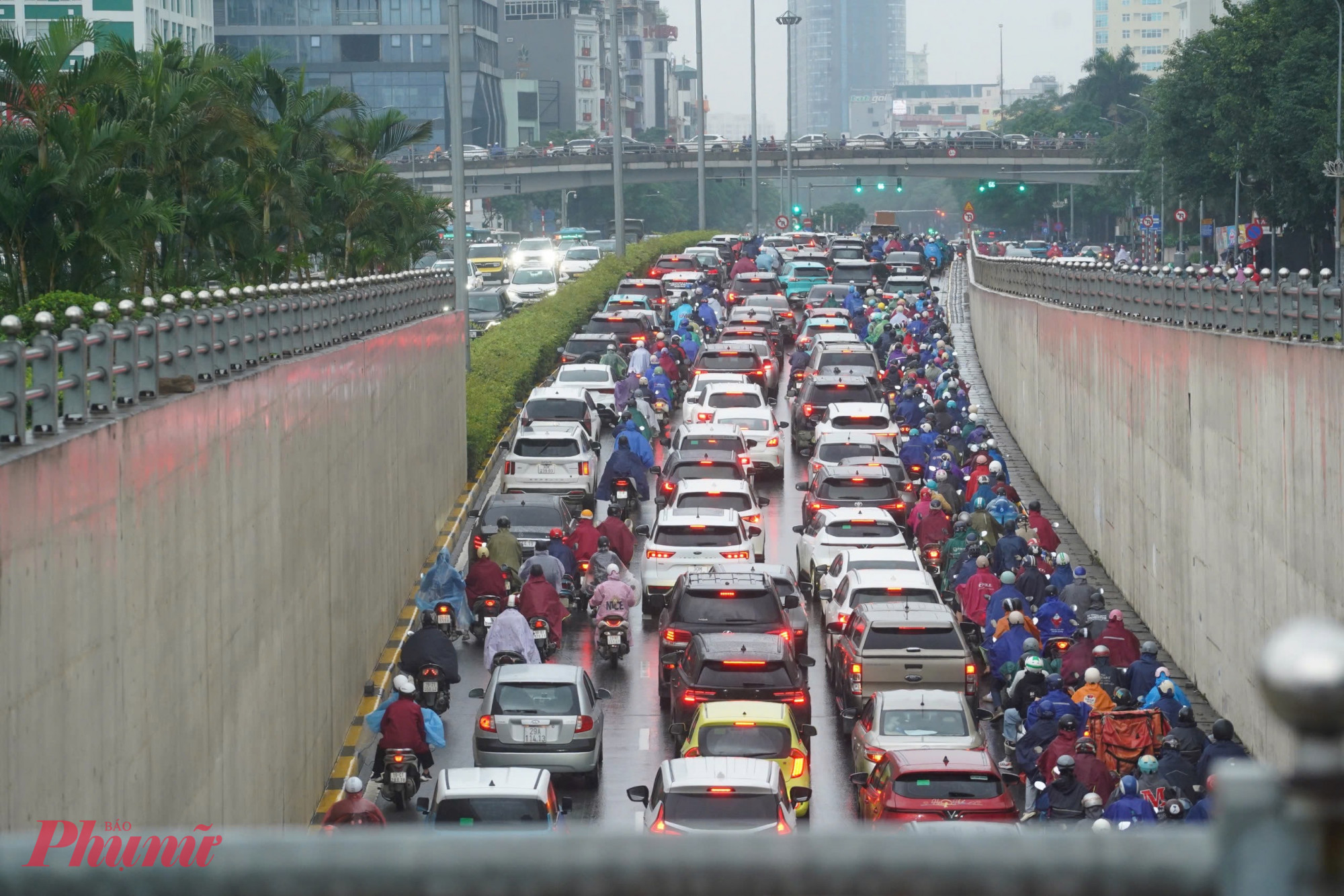 Tình cảnh tương tự cũng xảy ra trên đường Trần Duy Hưng, dòng ô tô, xe máy xếp hàng dài để vượt qua hầm chui Trung Hoà.