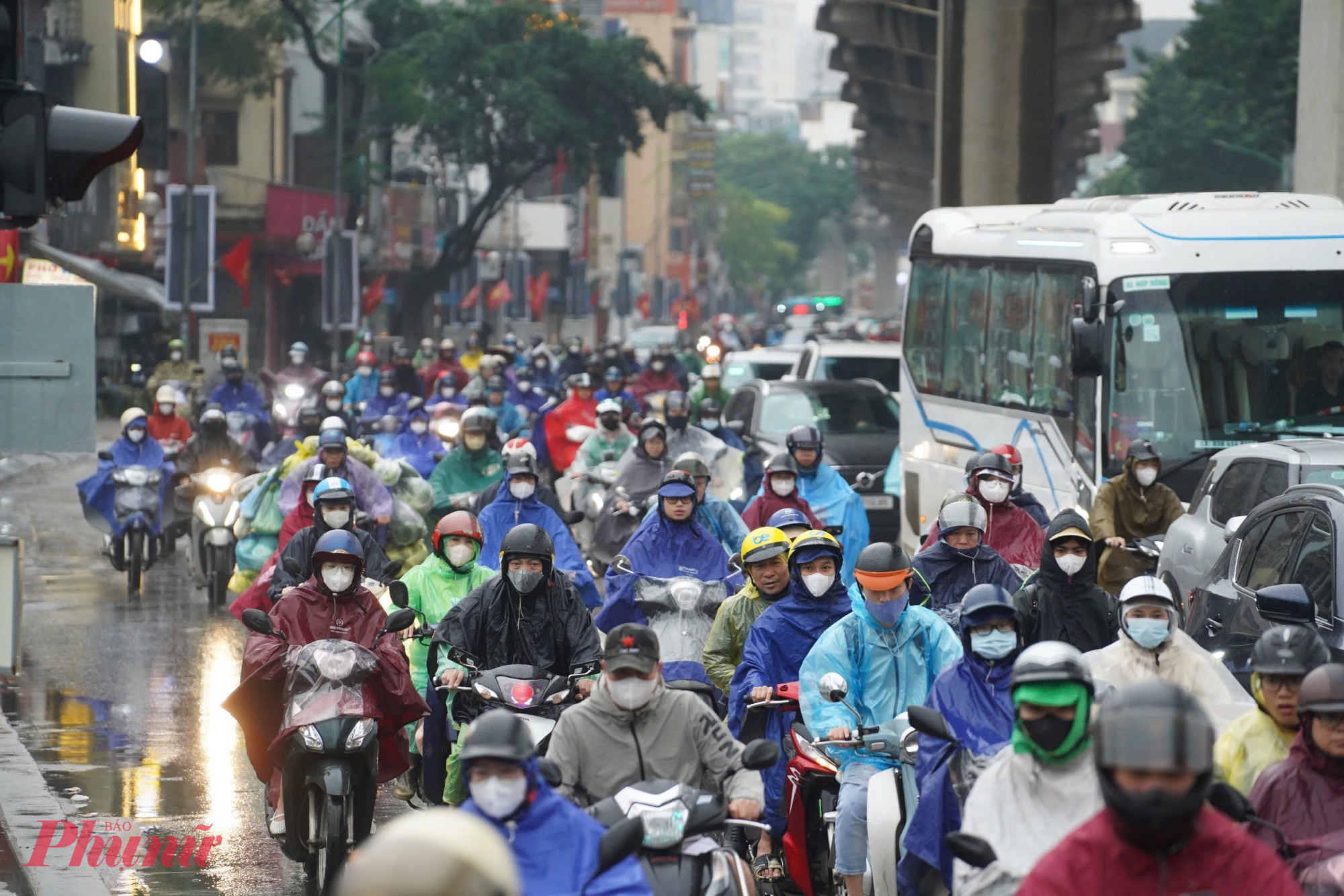 Trên đường Cầu Giấy, tình trạng ùn tắc kéo dài theo hướng vào trung tâm thành phố. 