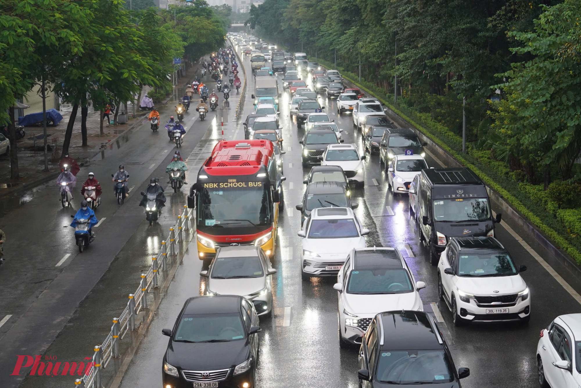 Khu vực đường Võ Chí Công, ô tô xếp hàng dài chờ lưu thông.