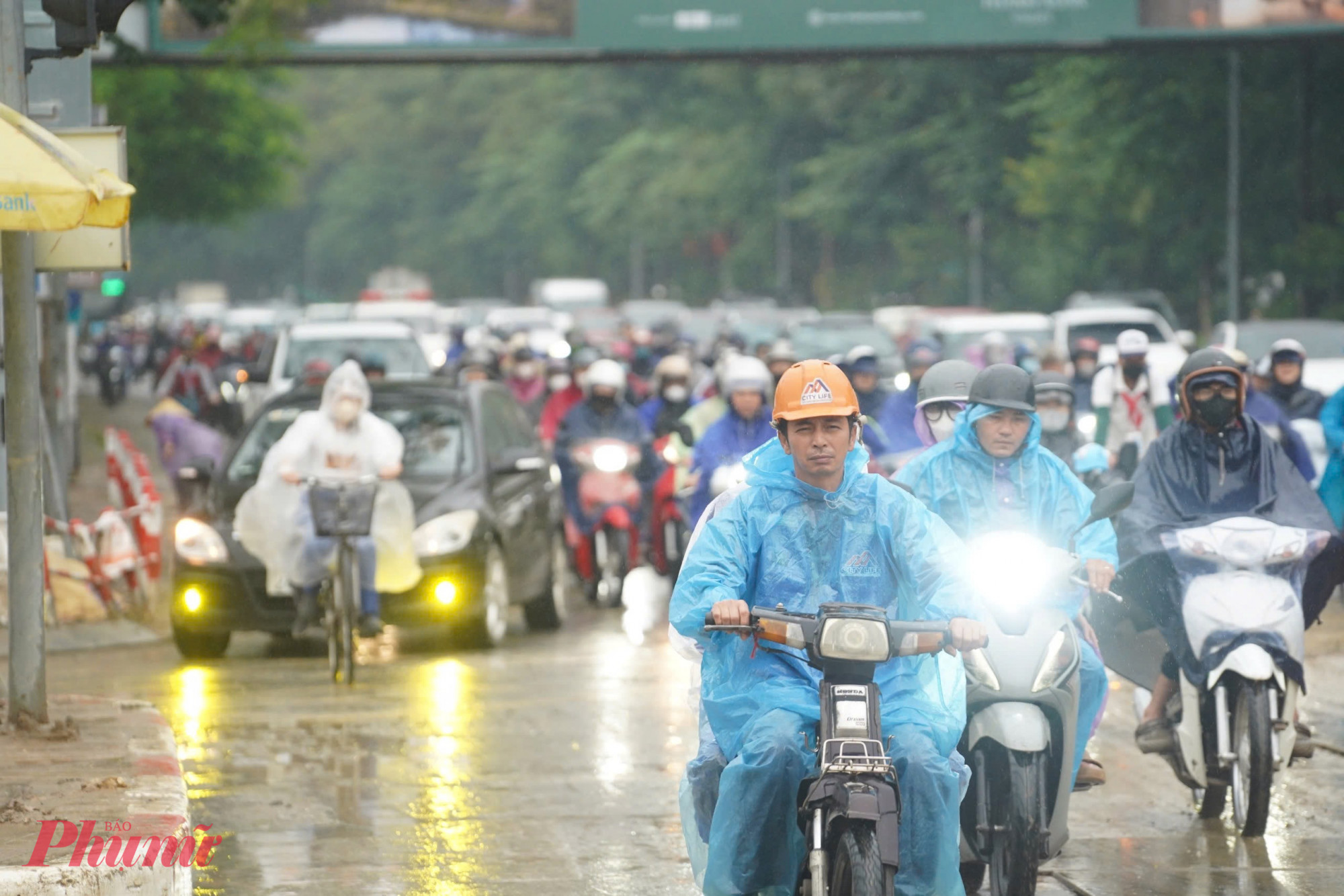 Tại Hà Nội, trời nhiều mây, có mưa, mưa rào. Gió đông bắc cấp 3-4. Trời chuyển rét, có nơi rét đậm. Nhiệt độ thấp nhất: 12-14 độ. Nhiệt độ cao nhất: 17-20 độ.