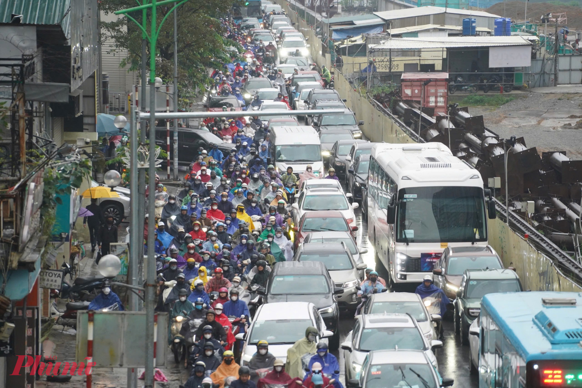 Nhiều tuyến đường tại Hà Nội rơi vào ùn tắc nghiêm trọng, có điểm ùn tắc hàng km trong thời gian dài.