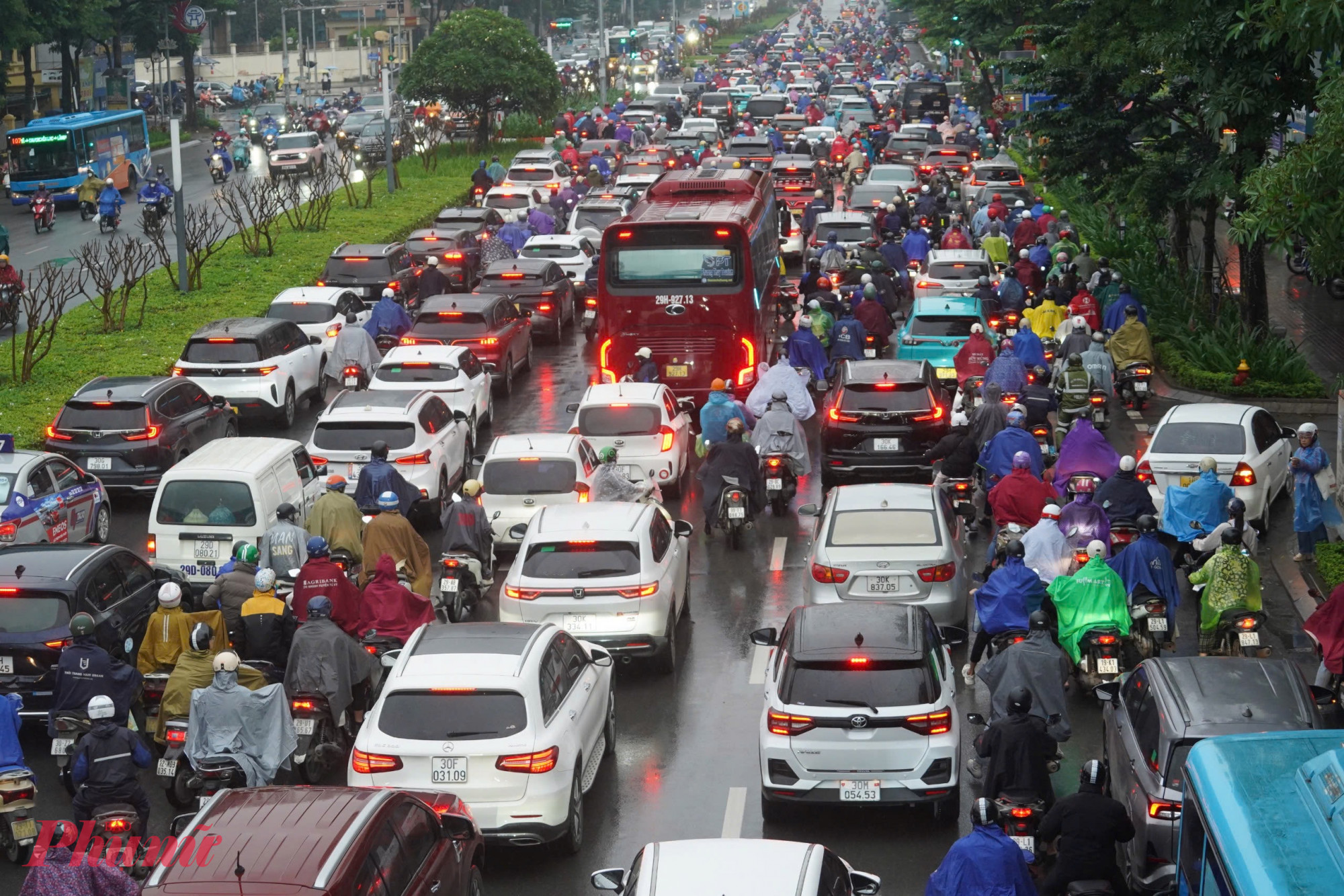 Dòng phương tiện nhích từng mét trên đường Nguyễn Chí Thanh.