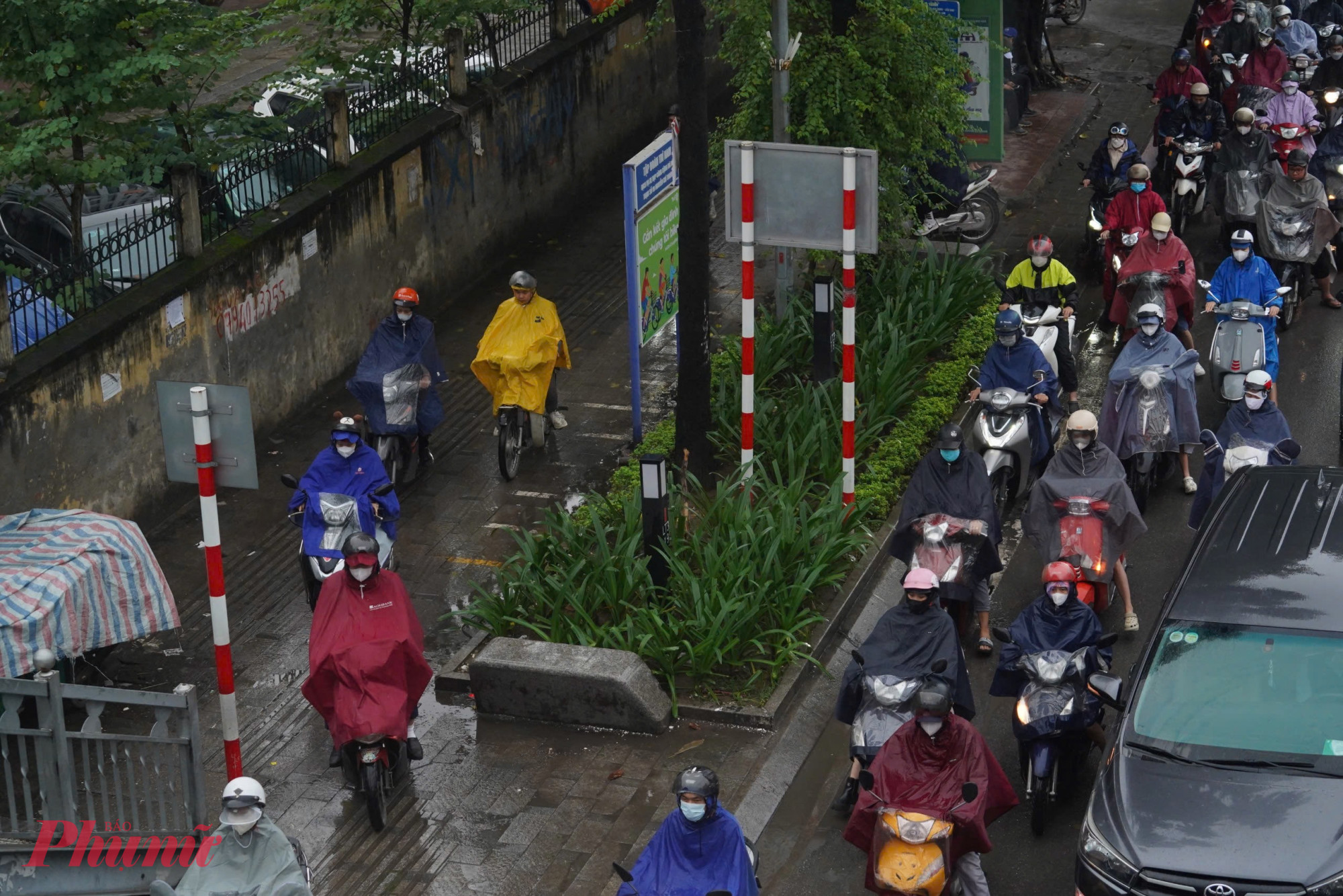 Ô tô xe máy chen chúc tìm lối thoát cảnh ùn tắc. Nhiều thời điểm trên vỉa hè cũng bị ùn tắc vì có quá nhiều xe máy đi lên và ô tô đỗ chắn đường.