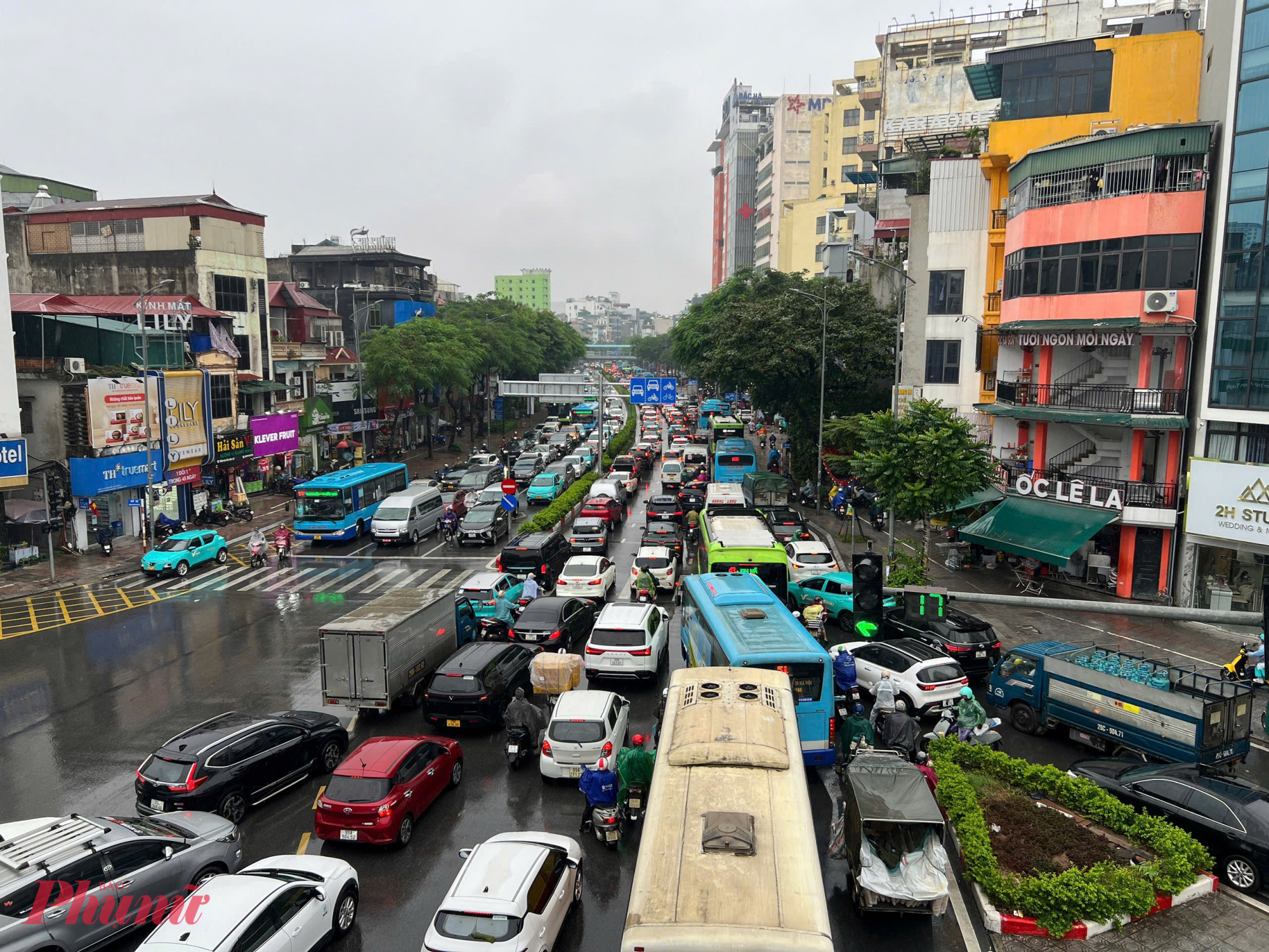 Mưa phùn bao phủ khiến việc đi lại của ngừoi dân gặp nhiều khó khăn.