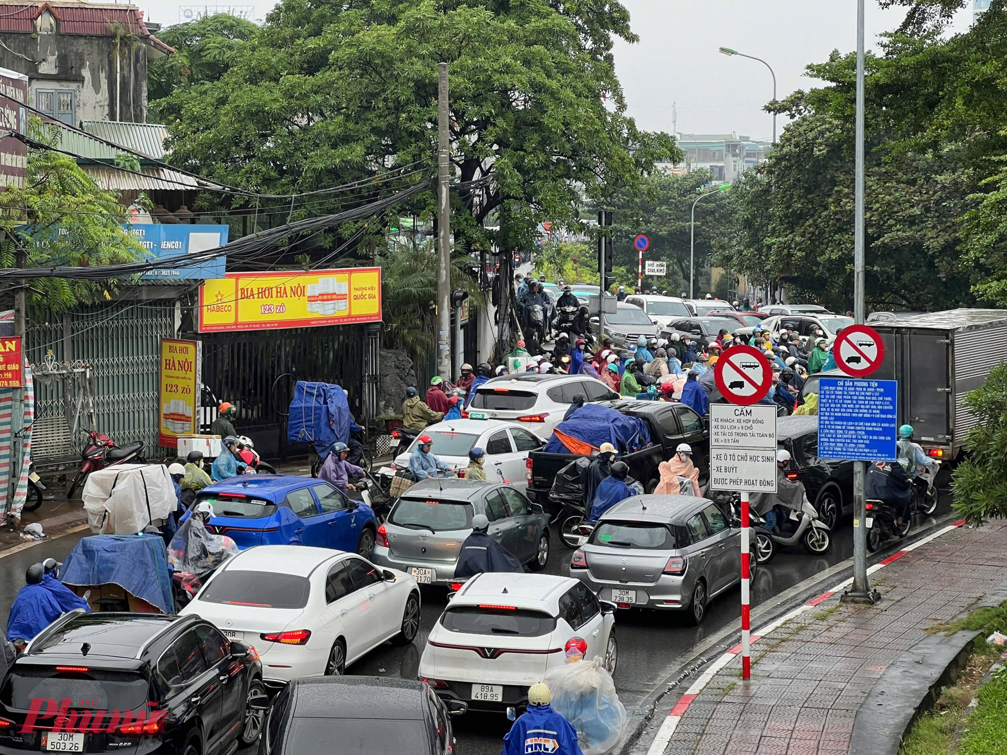 Đến 9g, tình trạng ùn tắc vẫn chưa có dấu hiệu hạ nhiệt.