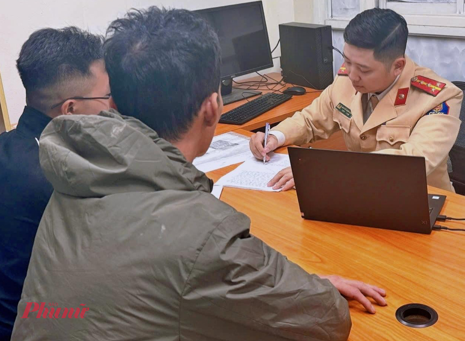 Tài xế xe tải và đại diện doanh nghiệp làm việc tại cơ quan Công an. Ảnh: Công an cung cấp