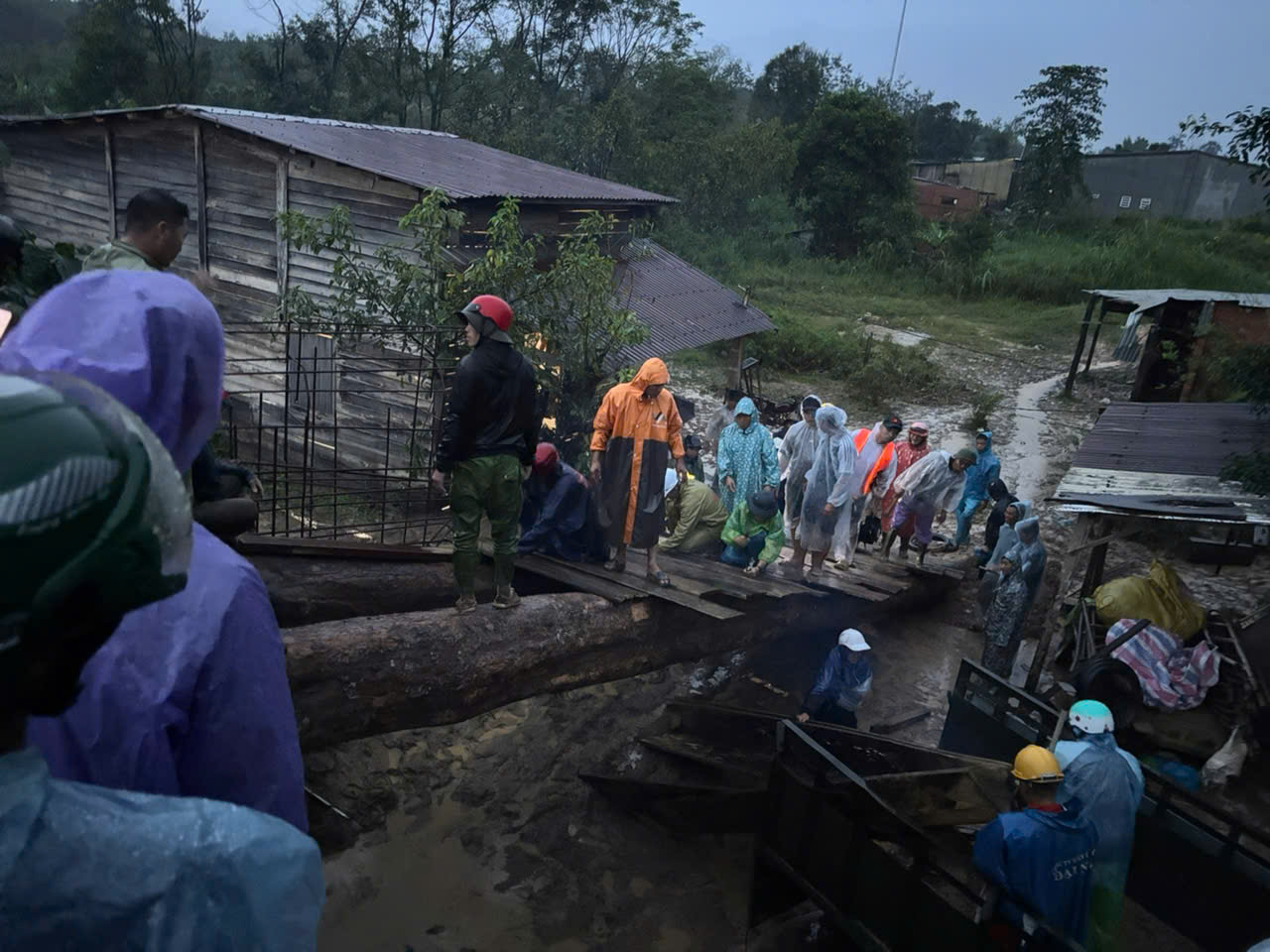 Do trời mưa to nên việc sơ tán người dân gặp rất nhiều khó khăn - Ảnh: N.H.