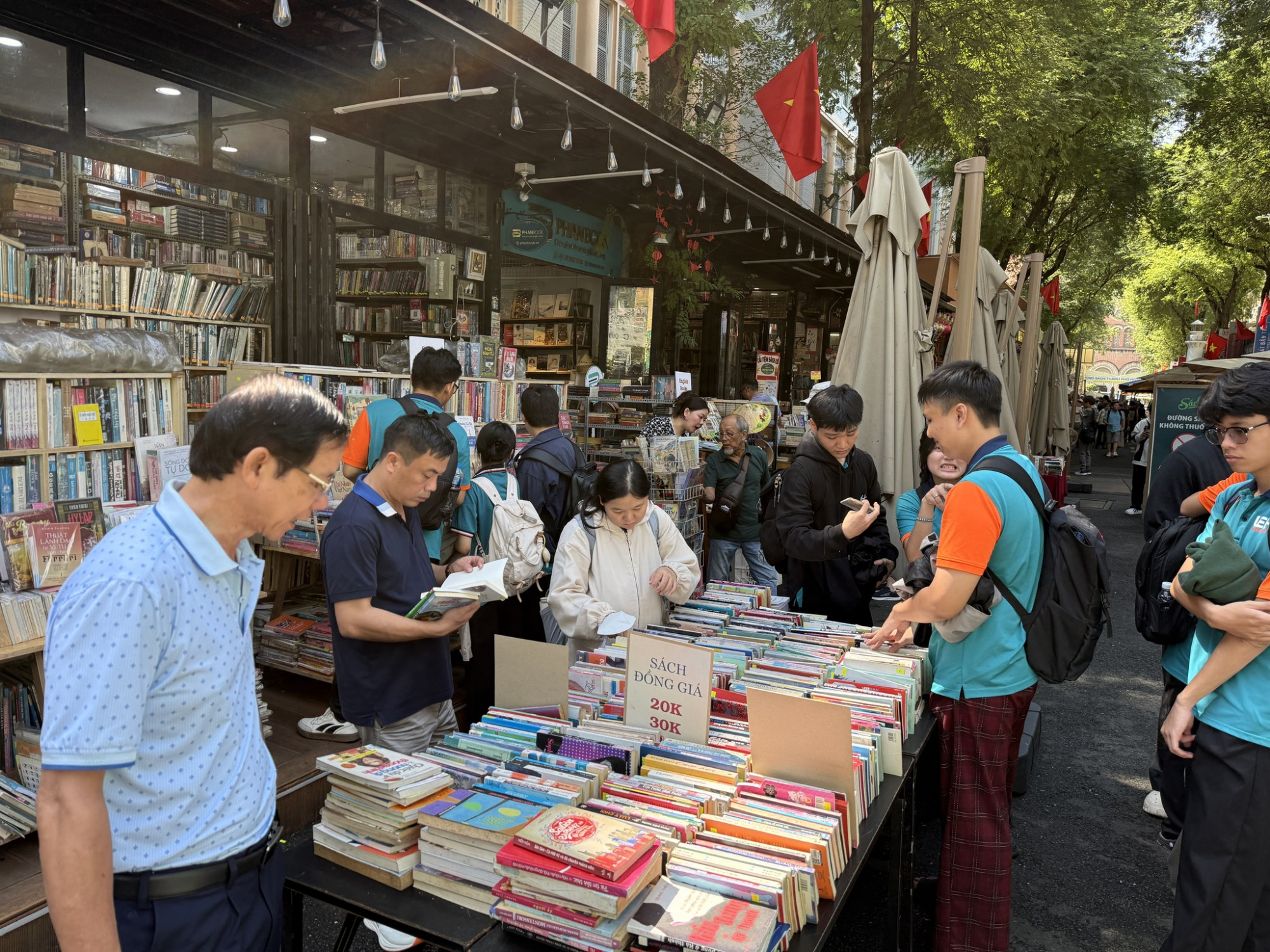 Hiện tại, không gian Đường sách TPHCM đang dành cho Tuần lễ chào mừng Ngày Nhà giáo Việt Nam 20/11 - Ảnh: Đường sách TPHCM