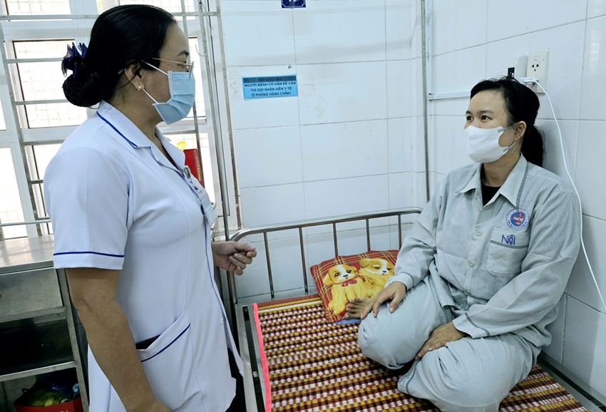 Bác sĩ tư vấn sức khỏe cho công nhân trước giờ ra viện