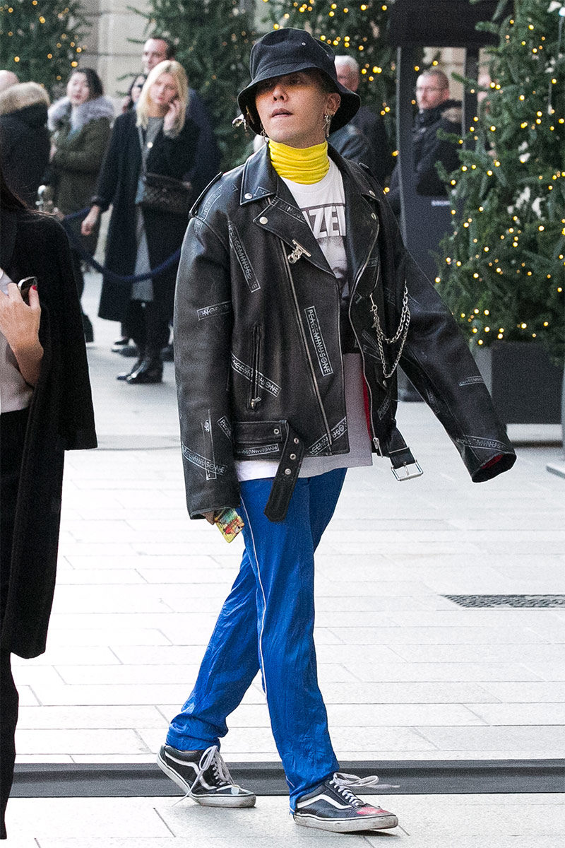 Phong cách đường phố của G-Dragon bao gồm đồ da dày, điểm xuyết màu sắc và giày thể thao cũ để phù hợp.ảnh: Gatty