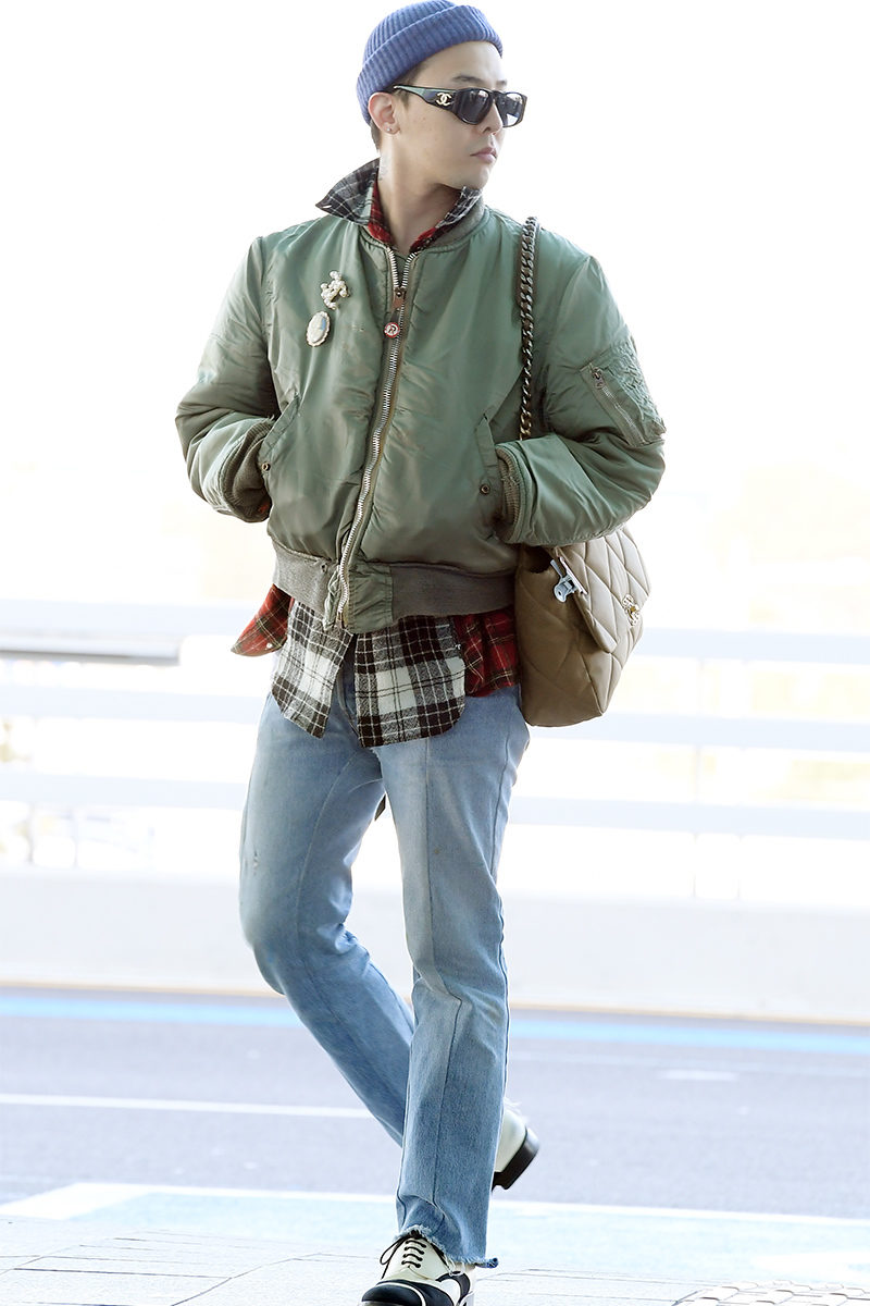G-Dragon phục vụ thời trang sân bay, với một bên là trâm cài áo Chanel. Ảnh: Chanel