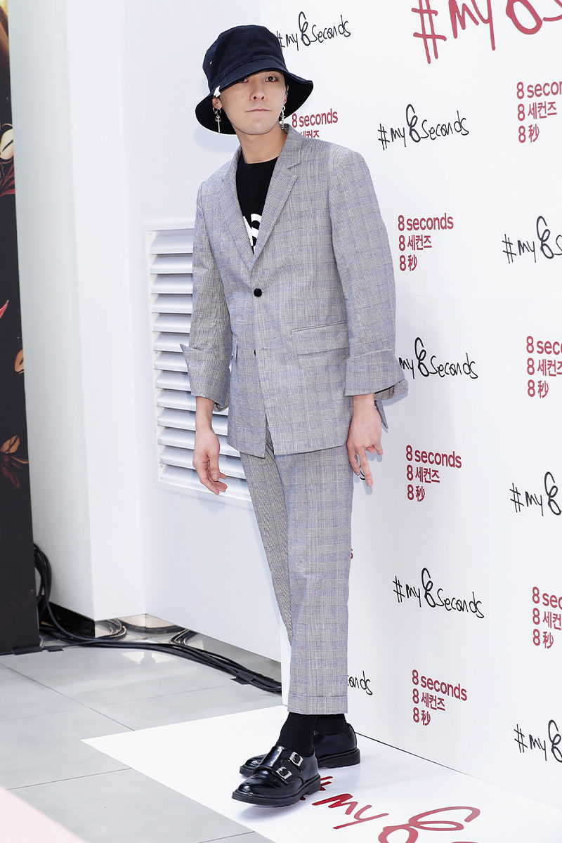 Bộ trang phục được kết hợp với một chiếc mũ bucket cá tính. Ảnh: Getty