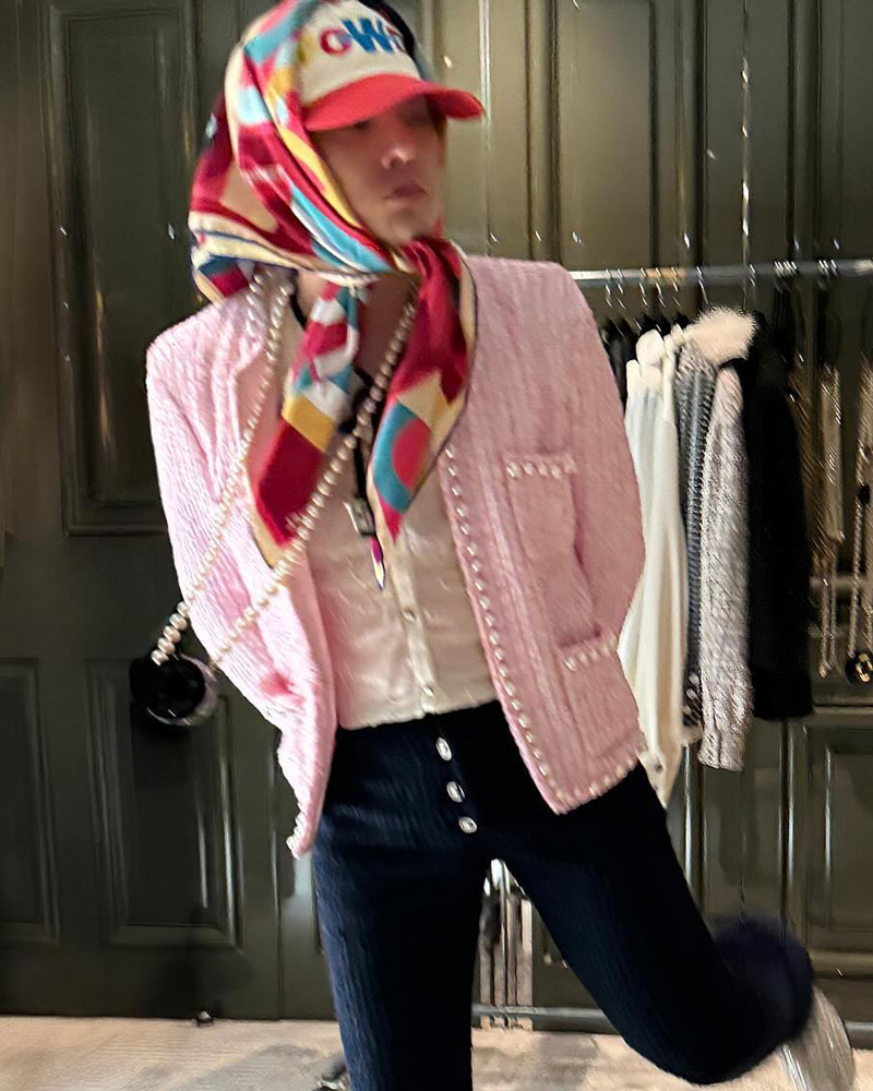 Mũ và khăn quàng được G Dragon phối với set trabg phục khá lạ mắt. ảnh: 8lo8lo8lowme