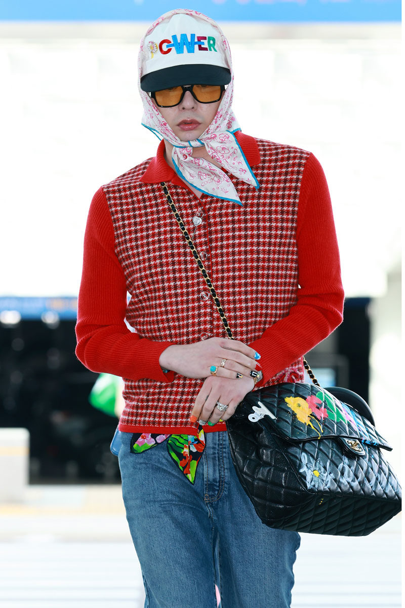G-Dragon trên đường đến dự show diễn Chanel Cruise 2024/2025 tại Hồng Kông