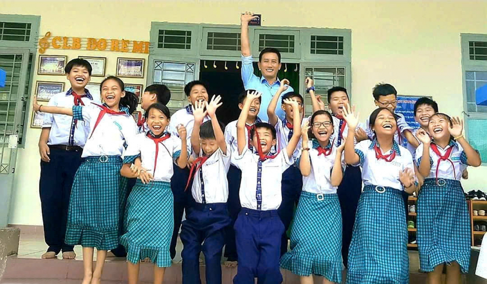 Những thầy cô nỗ lực biến lớp học thành sân chơi thú vị Thầy Trần Ngọc Hưng luôn hòa mình vào những cuộc vui của học sinh