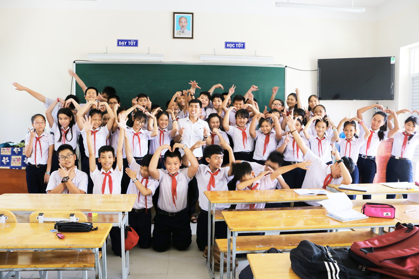 Thầy trò cùng nhau chụp ảnh kỷ niệm 