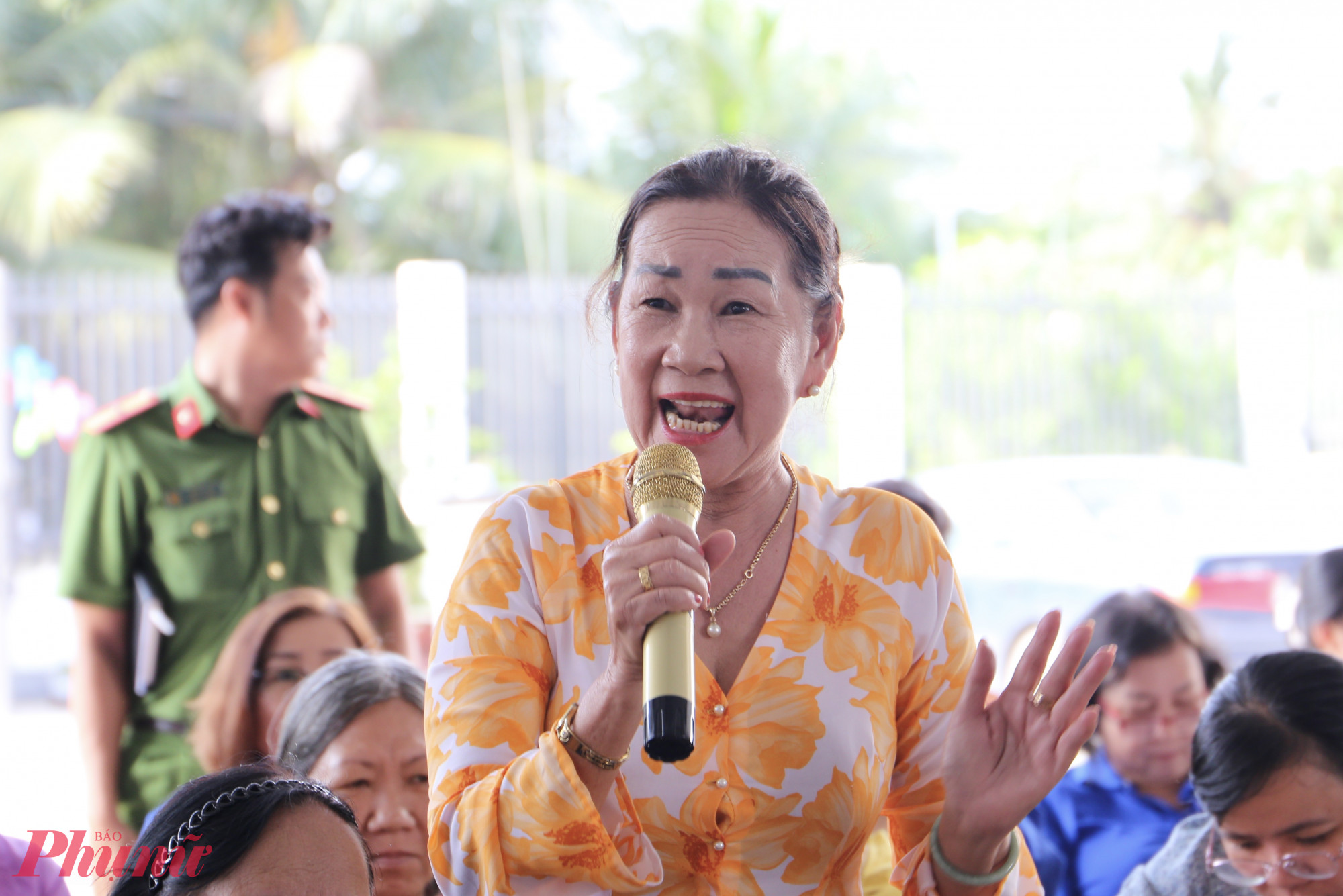 Người dân phát biểu ý kiến tại điểm sinh hoạt cộng đồng - Ảnh: Thanh Tâm