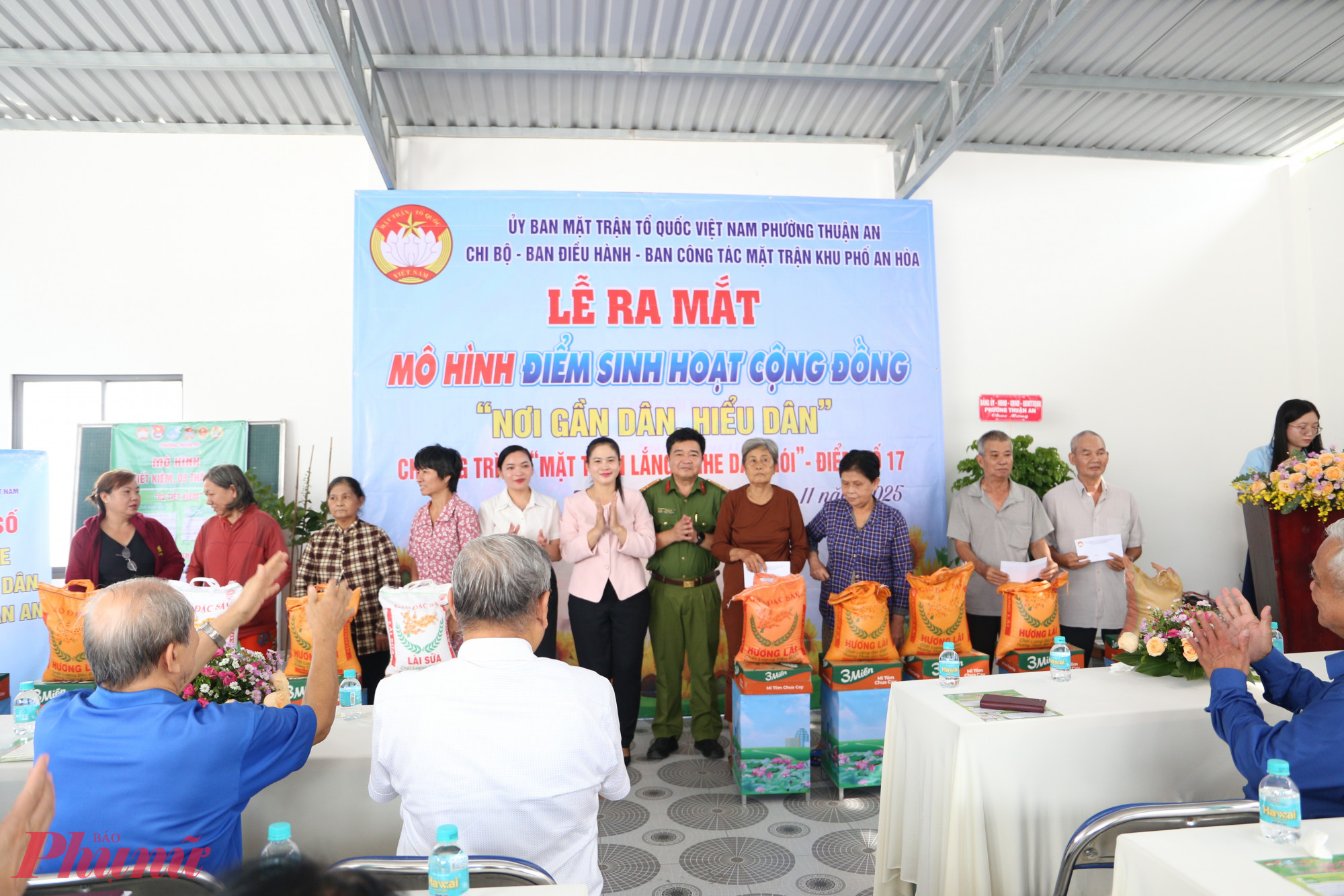 UBMTTQ Việt Nam phường cũng có những phần quà gửi đến các hộ nghèo, hộ cận nghèo trên địa bàn khu phố An Hòa.