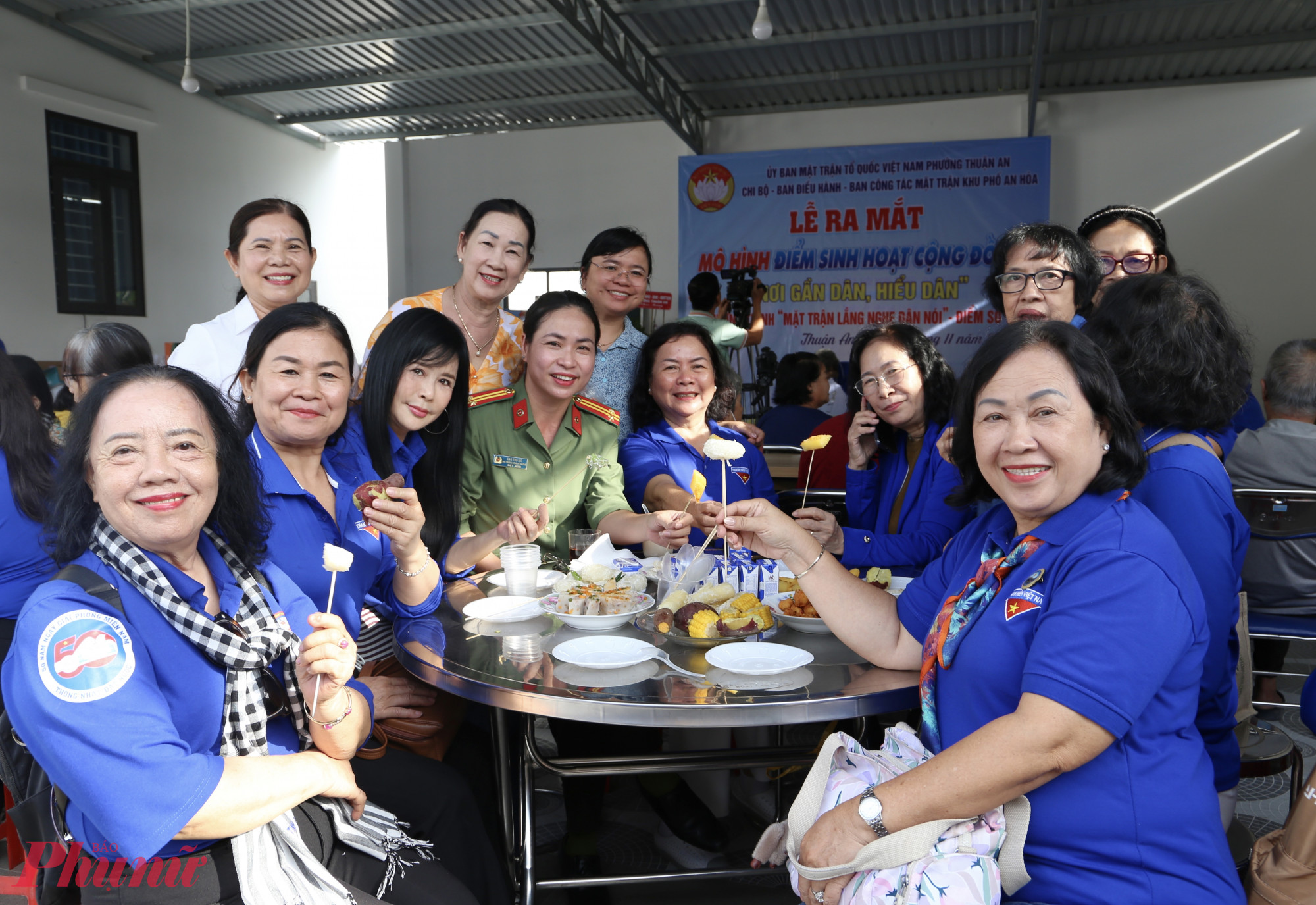 Đoàn công tác tìm hiểu quy trình tiếp nhận và giải quyết hồ sơ hành chính của phường Thuận An - Ảnh: Thanh Tâm