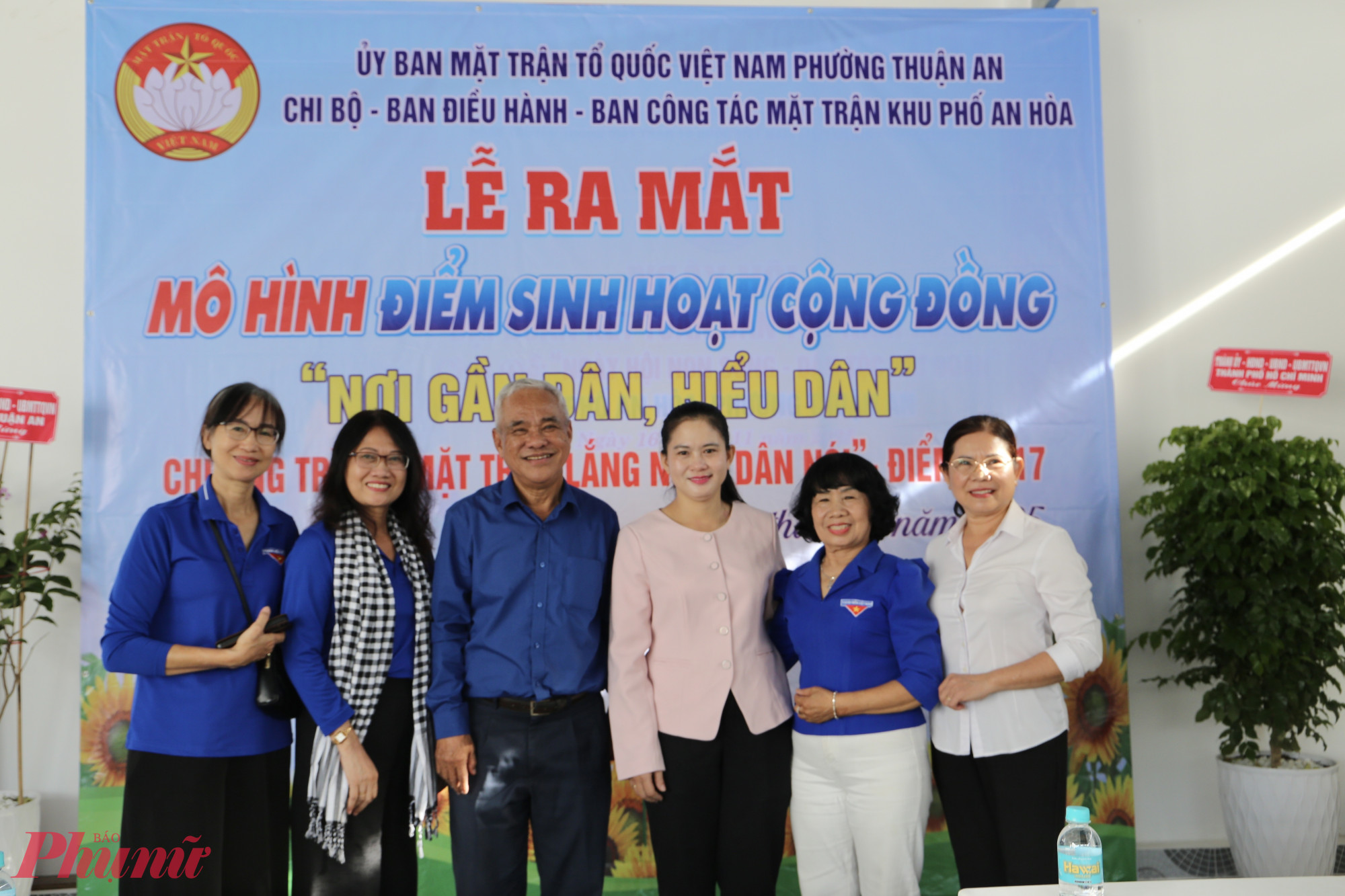 Đại diện đoàn cựu cán bộ Đoàn ghi nhận nỗ lực của Thuận An trong giai đoạn chuyển đổi mô hình - Ảnh: Thanh Tâm